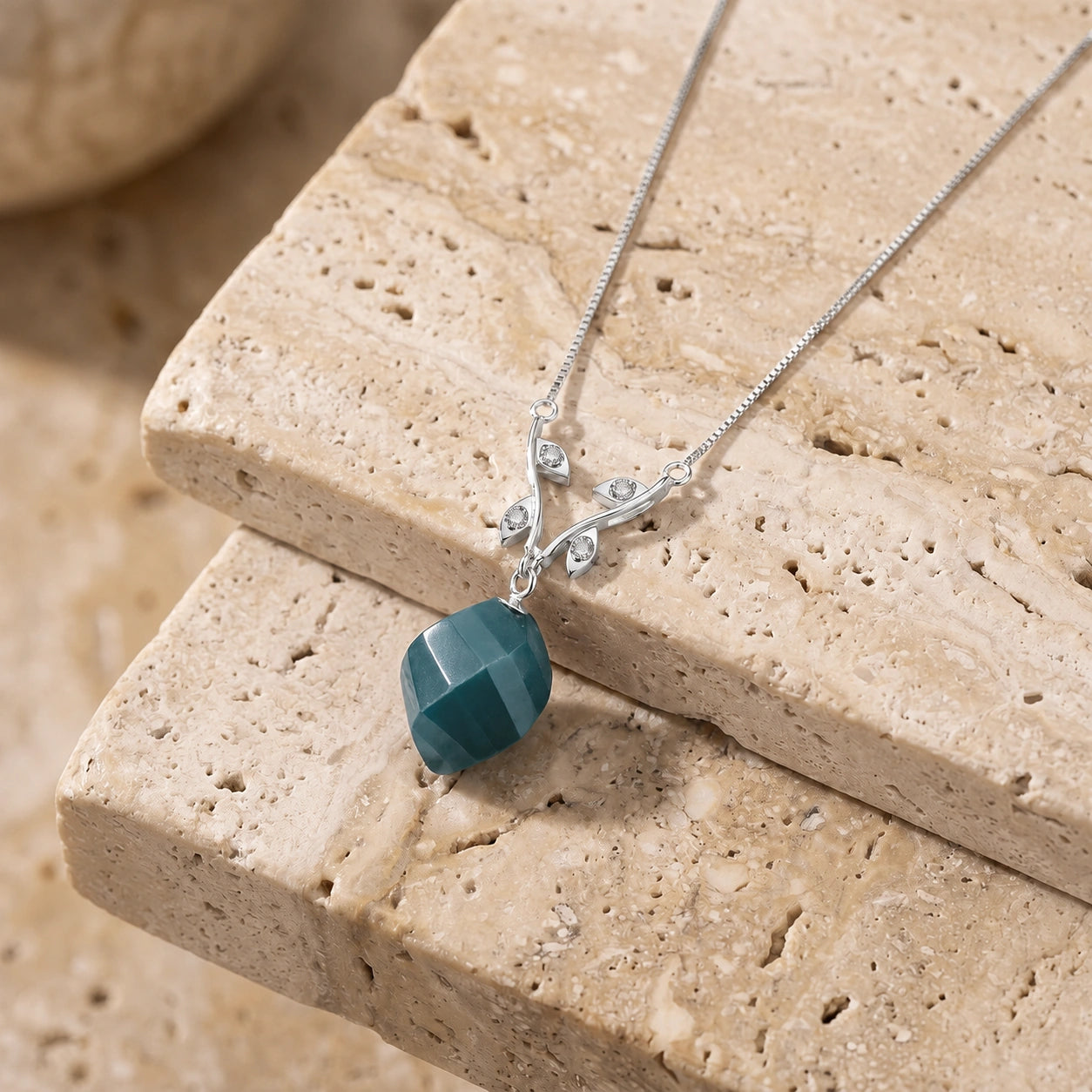 White Gold Emerald & Diamond — Alcina