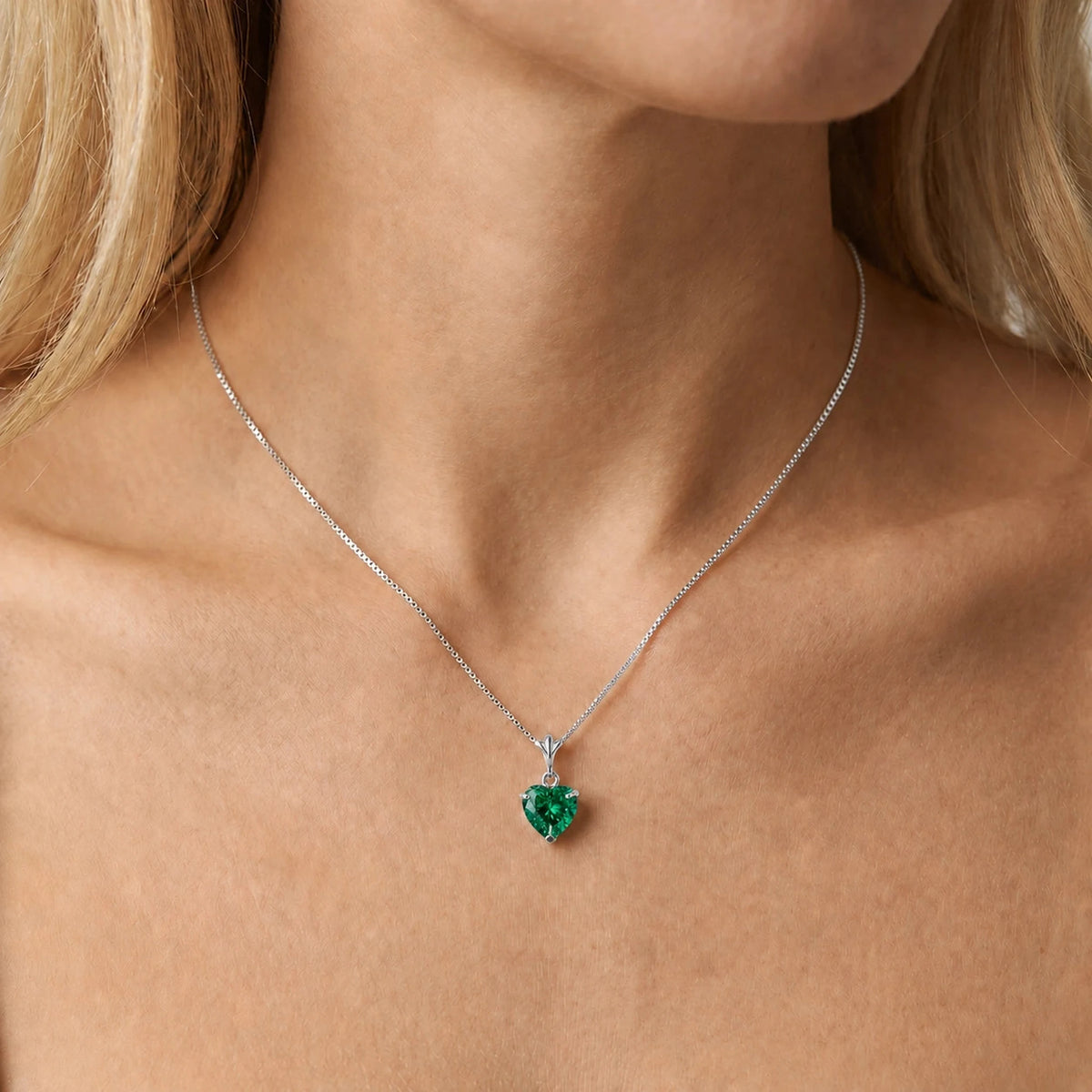 White Gold Alida Classic Necklace Emerald — model close-up