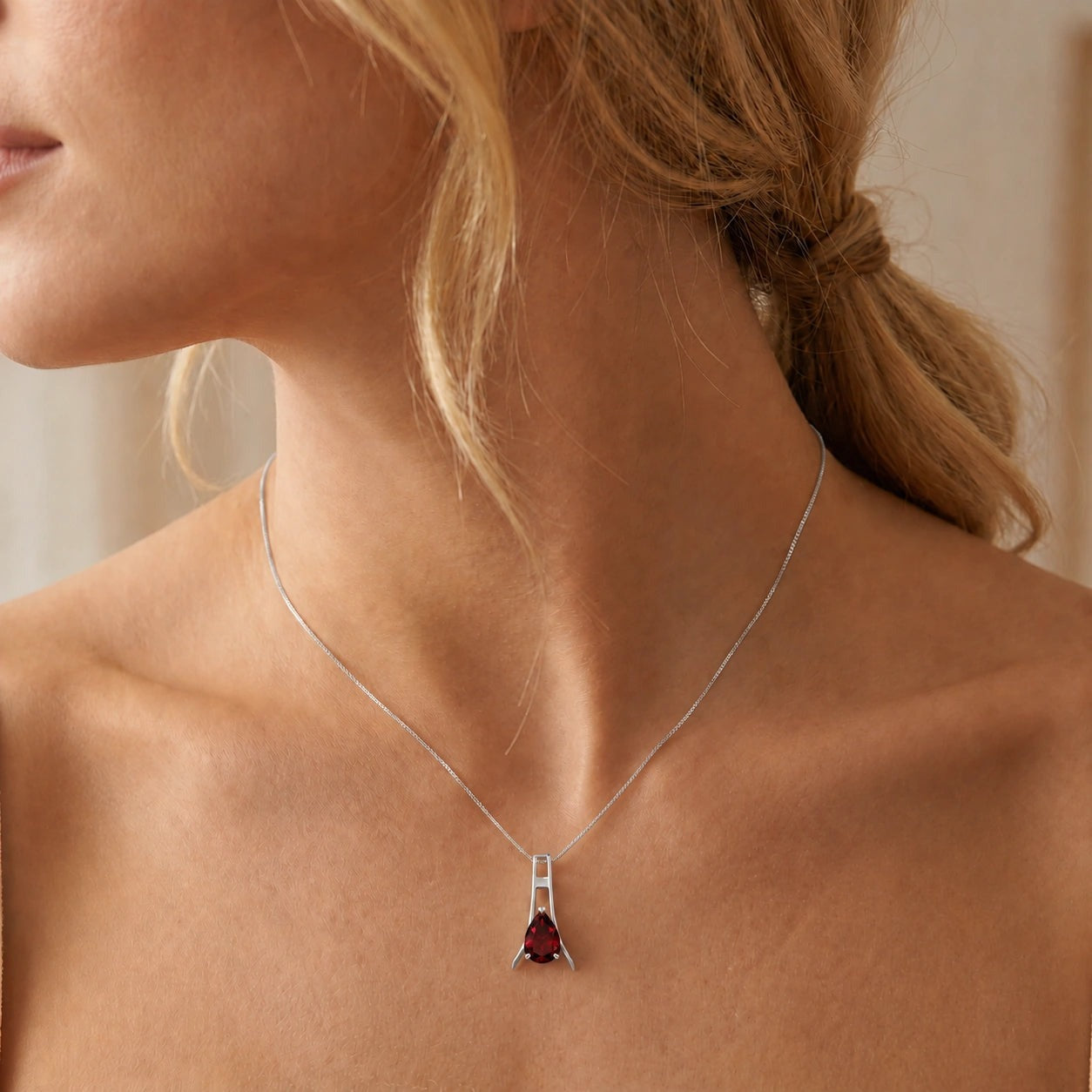 White Gold Necklace Garnet 10K — Evangelina