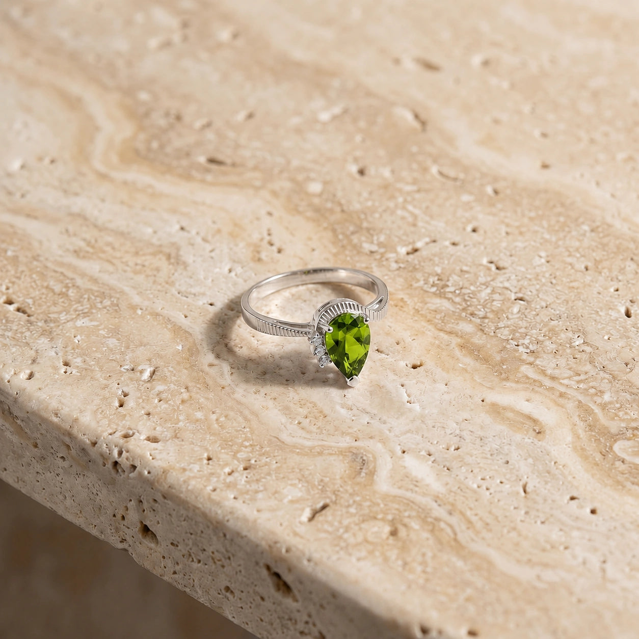 White Gold Heritage Ring Peridot 10K — Rosalba