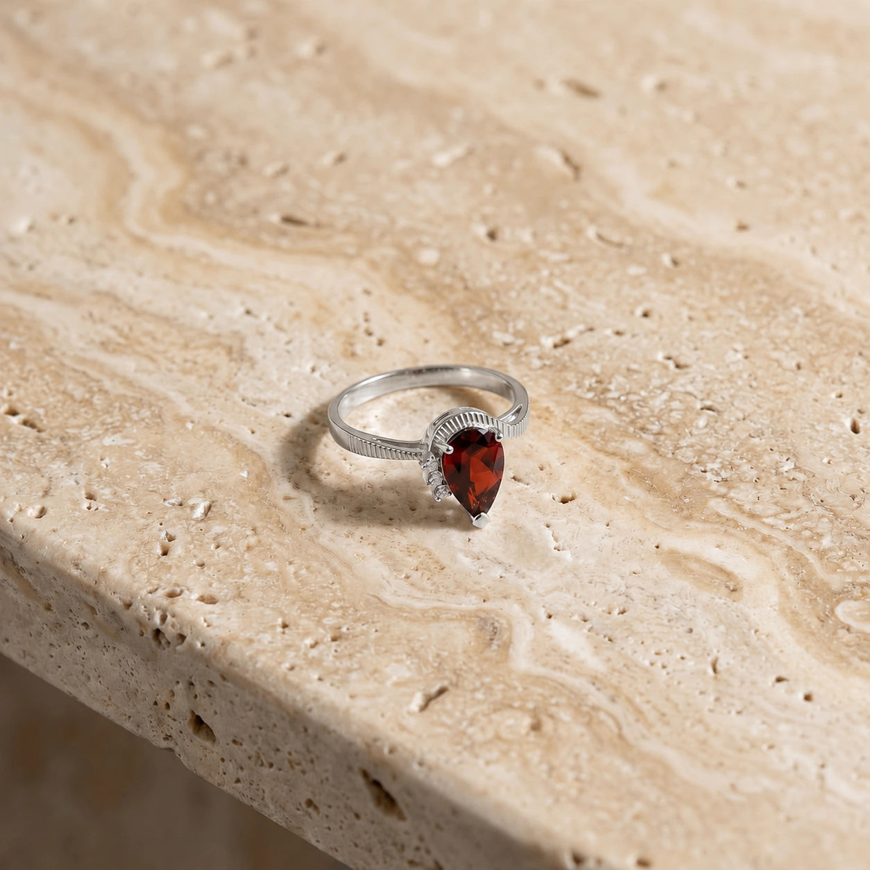 White Gold Heritage Ring Garnet 10K — Rosalba