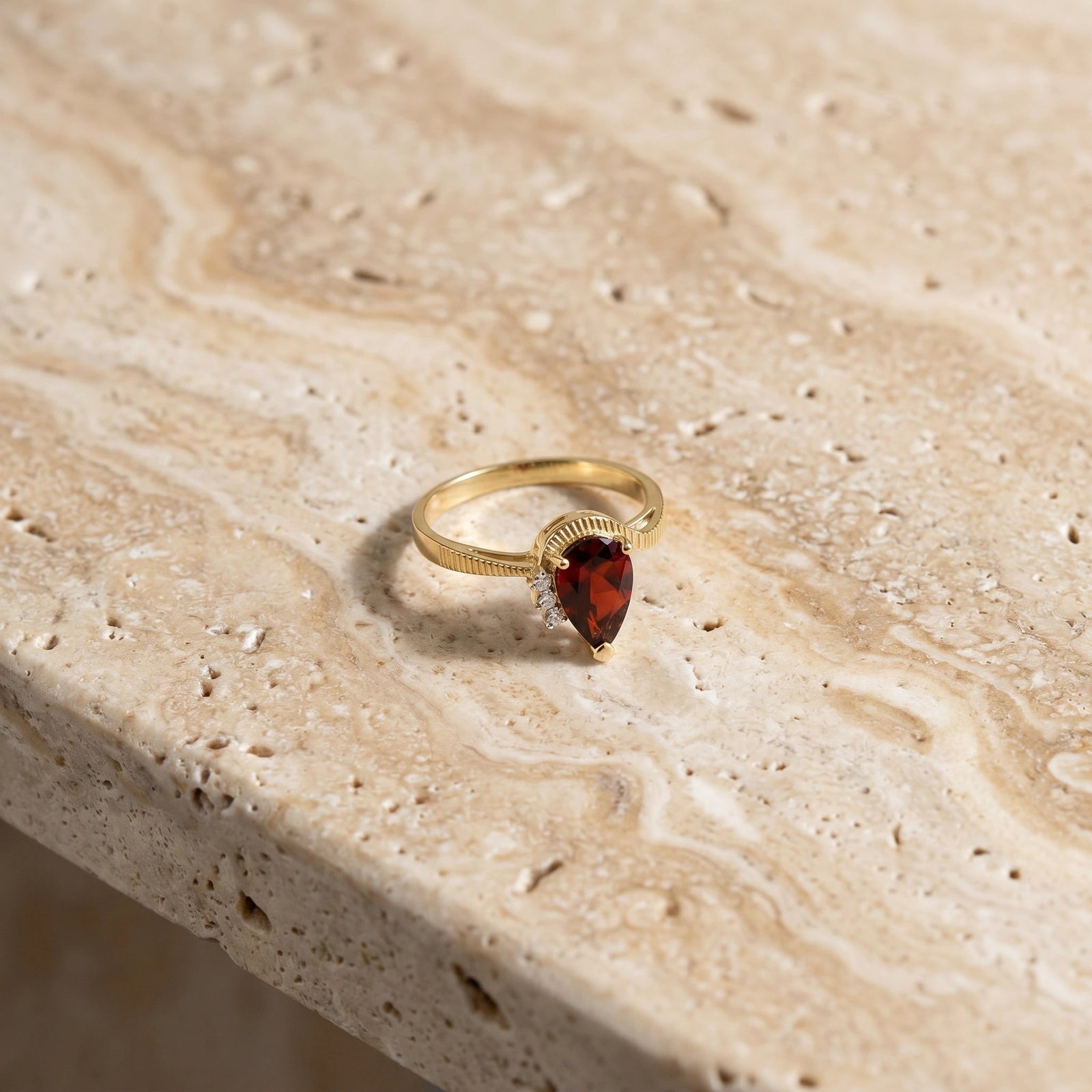Yellow Gold Heritage Ring Garnet 10K — Rosalba