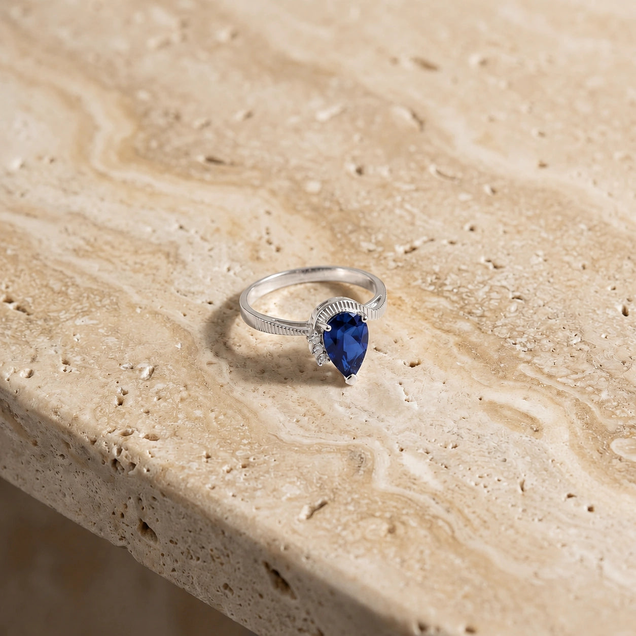 White Gold Heritage Ring Sapphire 10K — Rosalba