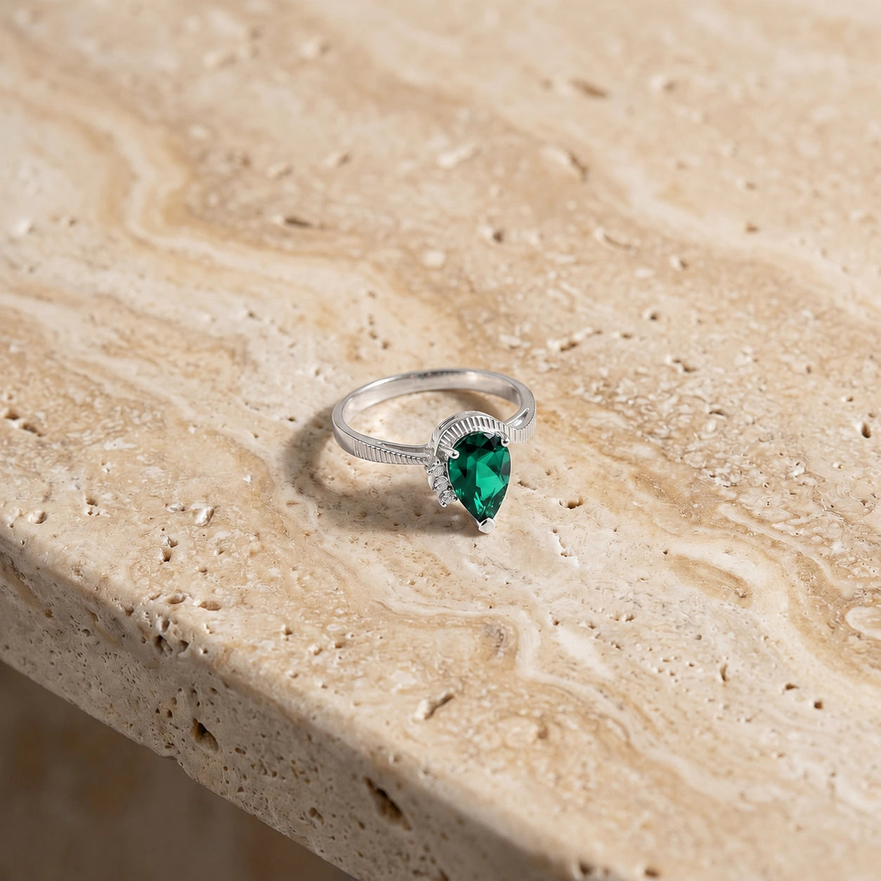 White Gold Heritage Ring Emerald 10K — Rosalba
