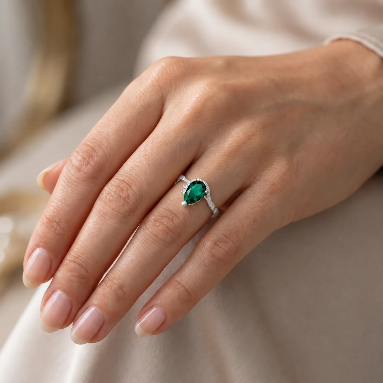 White Gold Heritage Ring Emerald 10K — Rosalba