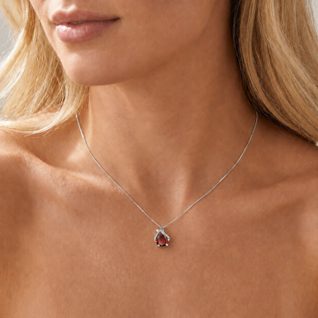 White Gold Garnet & Diamond — Ambrogina