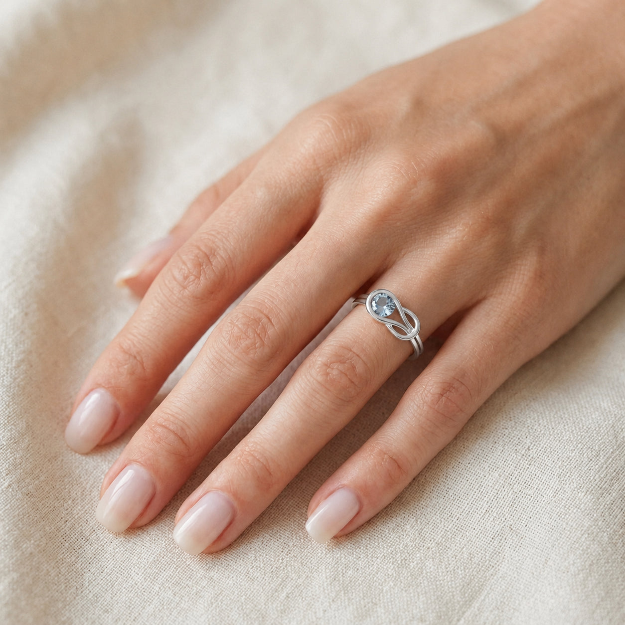 White Gold Ring Peridot 10K — Aurelia