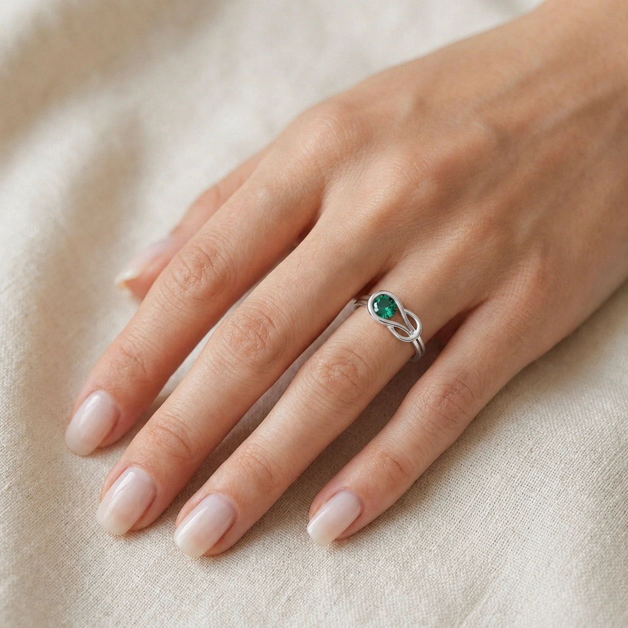 White Gold Ring Emerald 10K — Aurelia