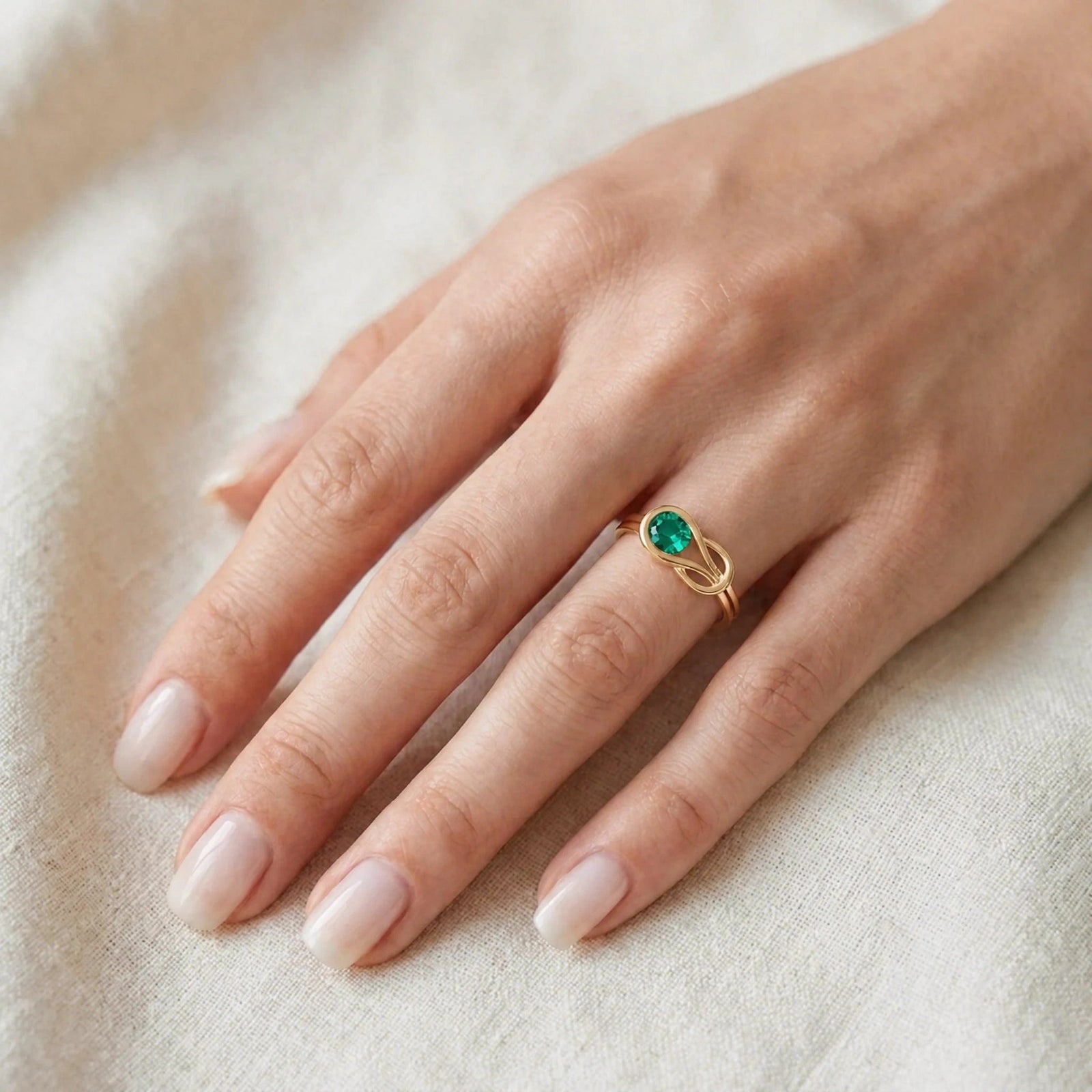 Yellow Gold Ring Emerald 10K — Aurelia