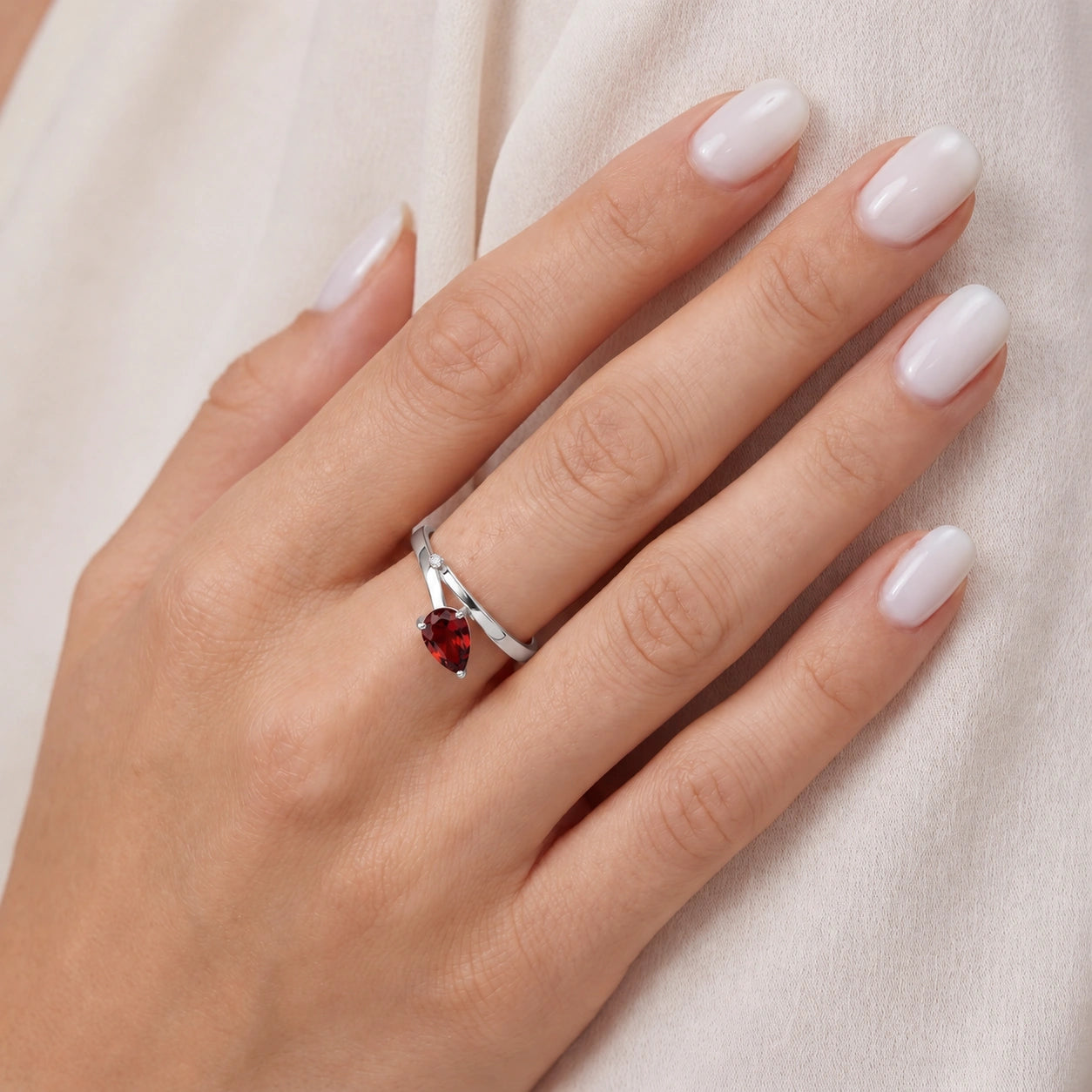 White Gold Diamond & Garnet — Verdiana