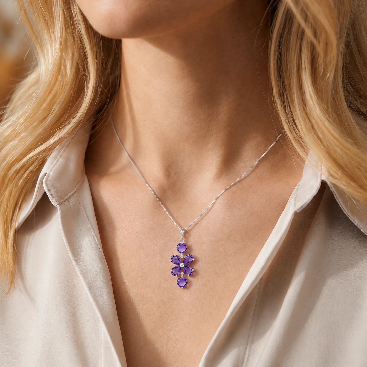 White Gold Classic Necklace Emerald 10K — Arianna