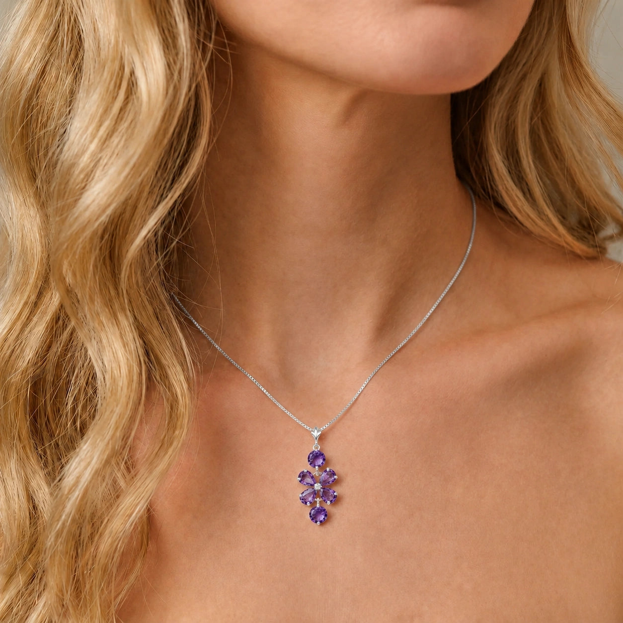 White Gold Classic Necklace Emerald 10K — Arianna