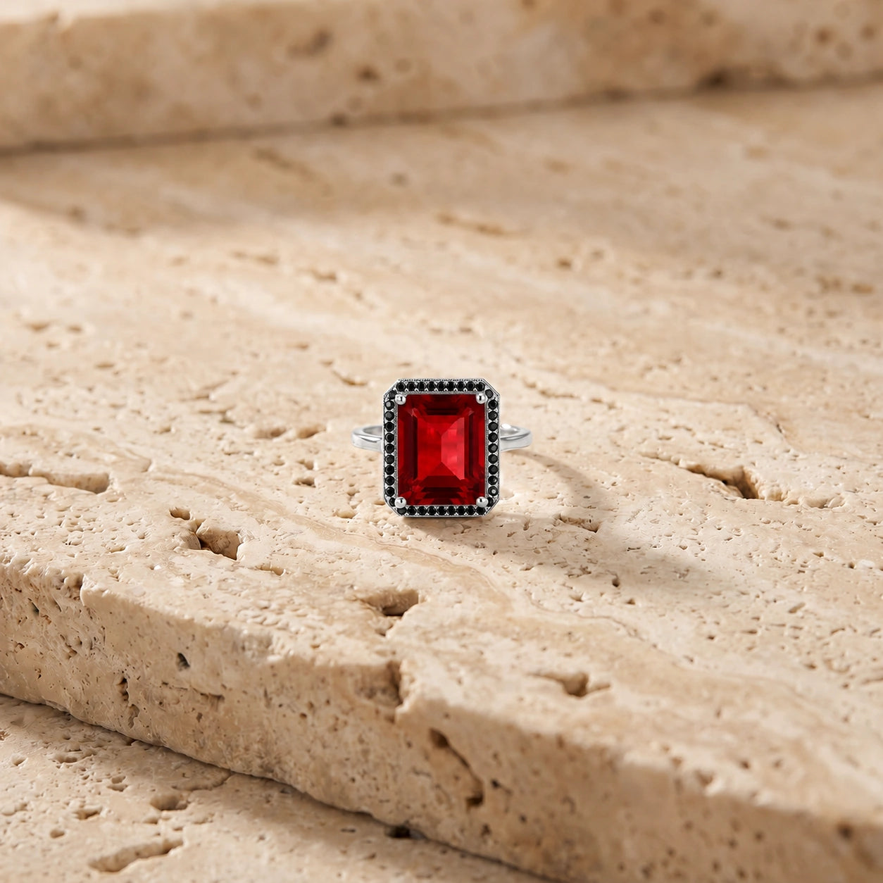 White Gold Ring Garnet 10K — Nives