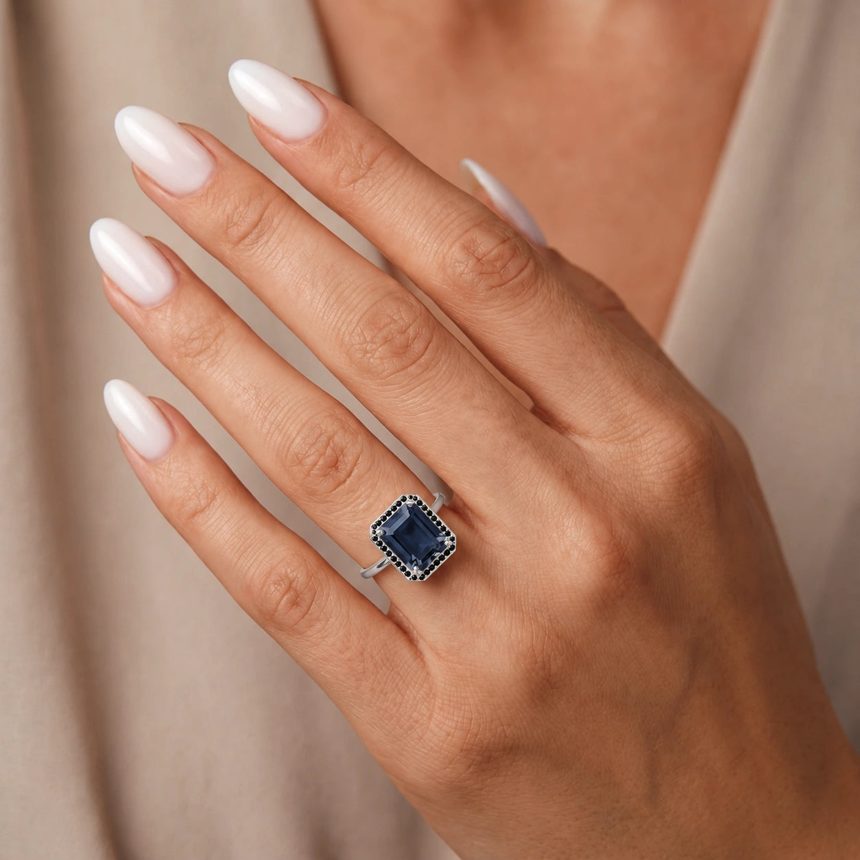 White Gold Ring Sapphire 10K — Nives