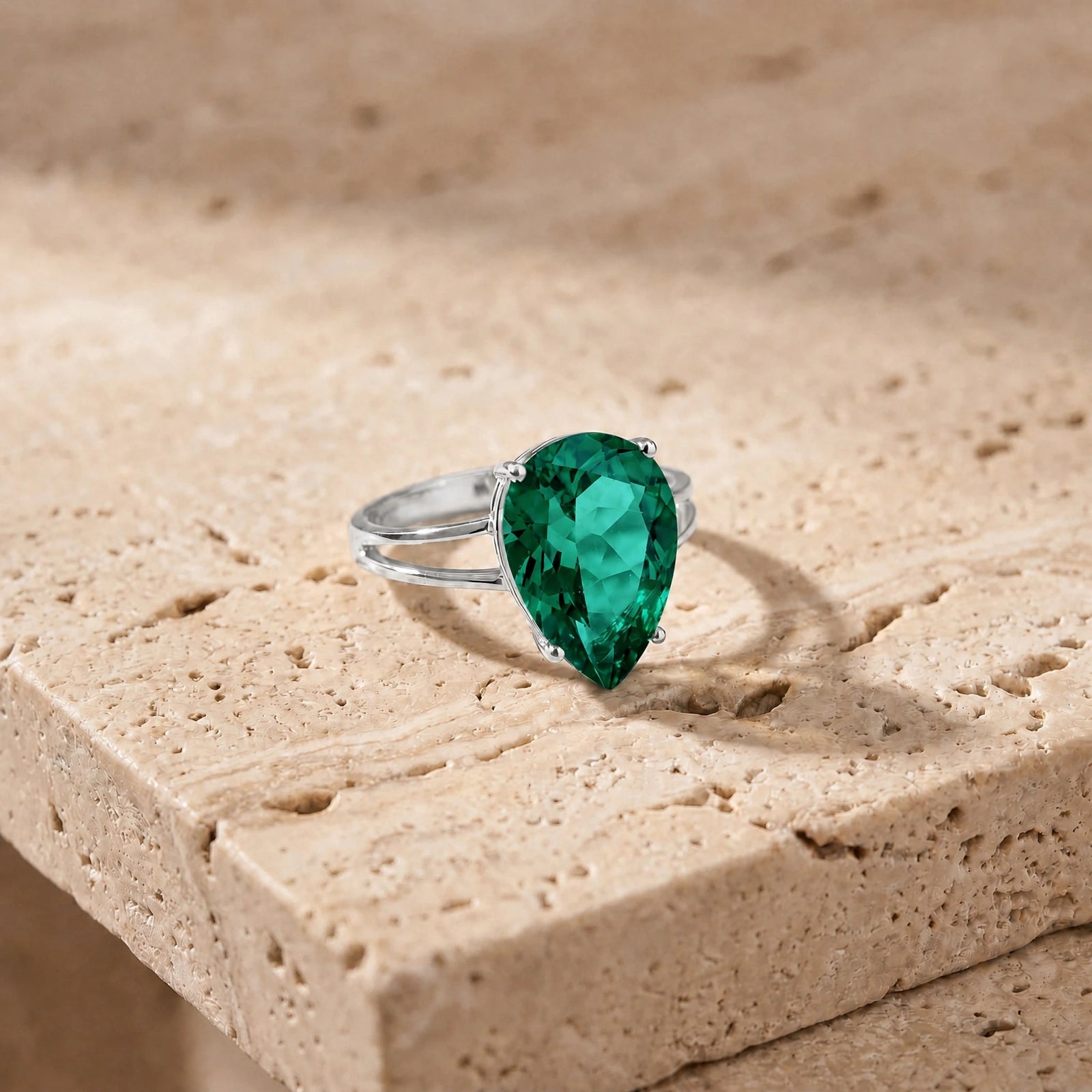 White Gold Heirloom Ring Emerald 10K — Aurora