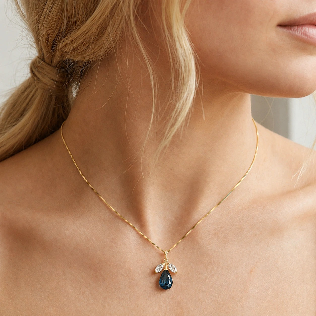 Yellow Gold Necklace Emerald 10K — Laura