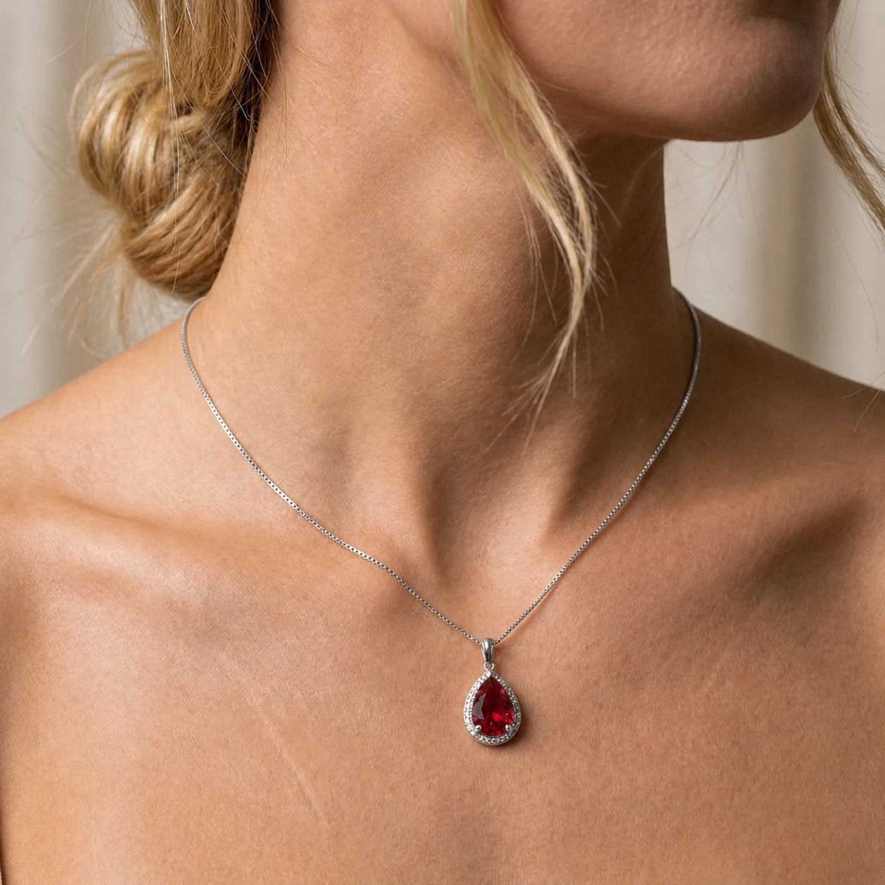White Gold Pendant Necklace Garnet 10K — Carmen