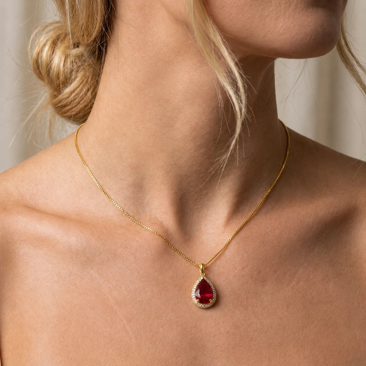 Yellow Gold Pendant Necklace Garnet 10K — Carmen