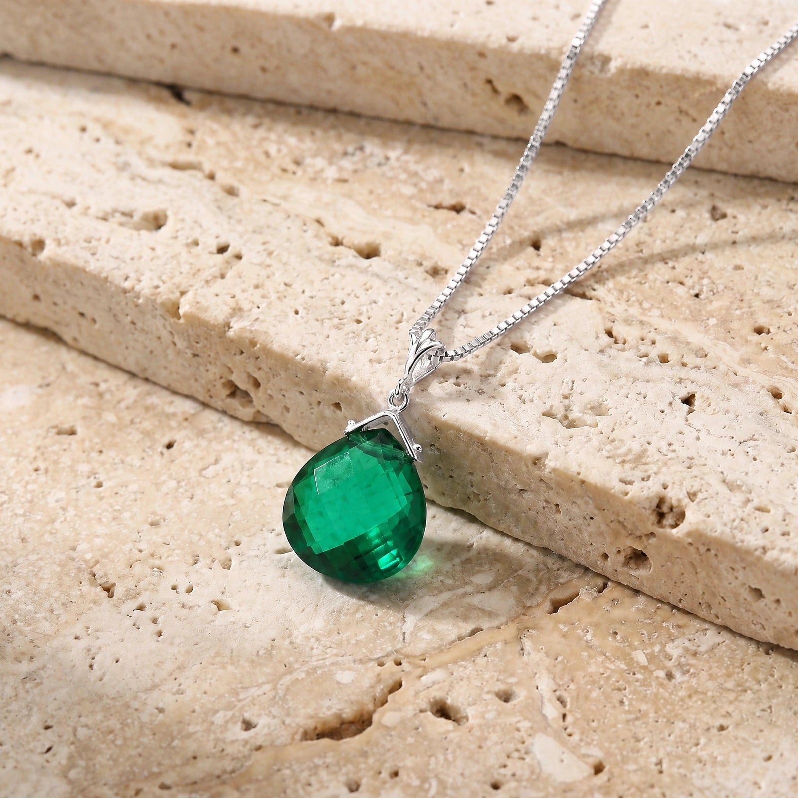 White Gold Necklace Emerald 10K — Mafalda