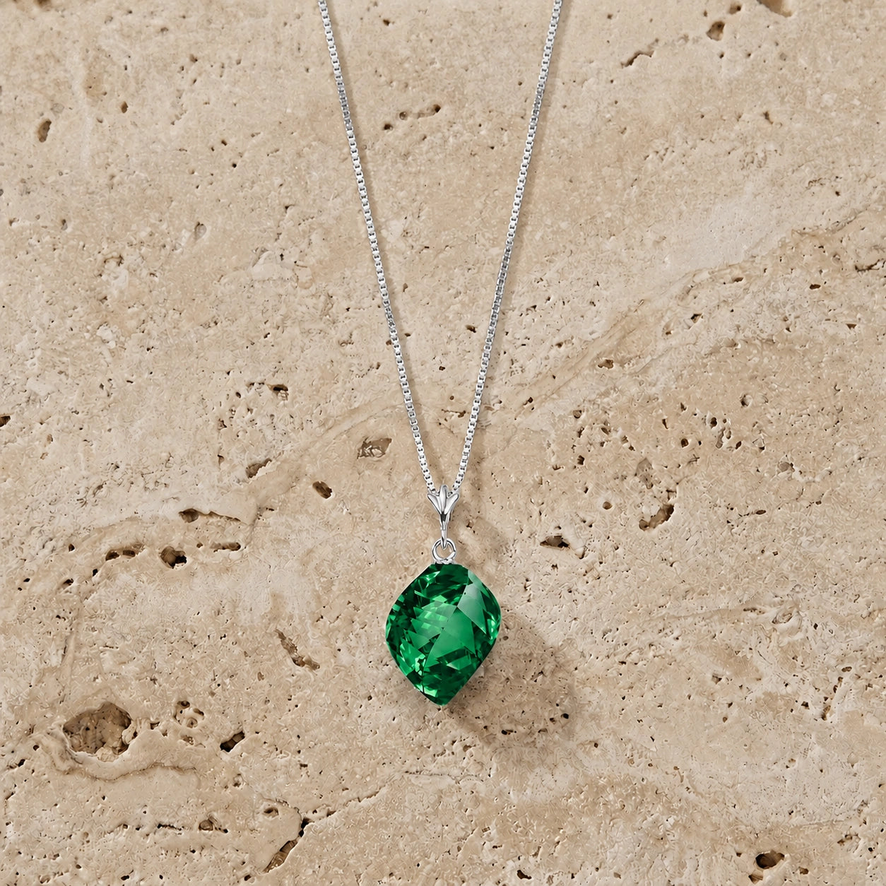 White Gold Emerald — Dionisia