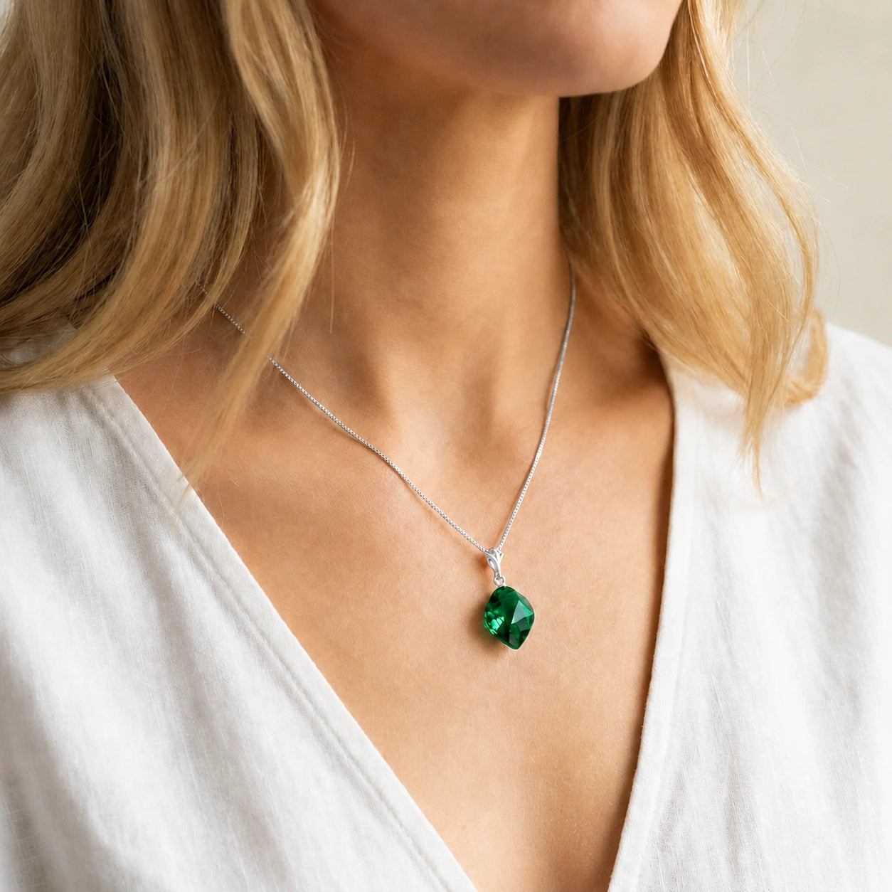 White Gold Emerald — Dionisia