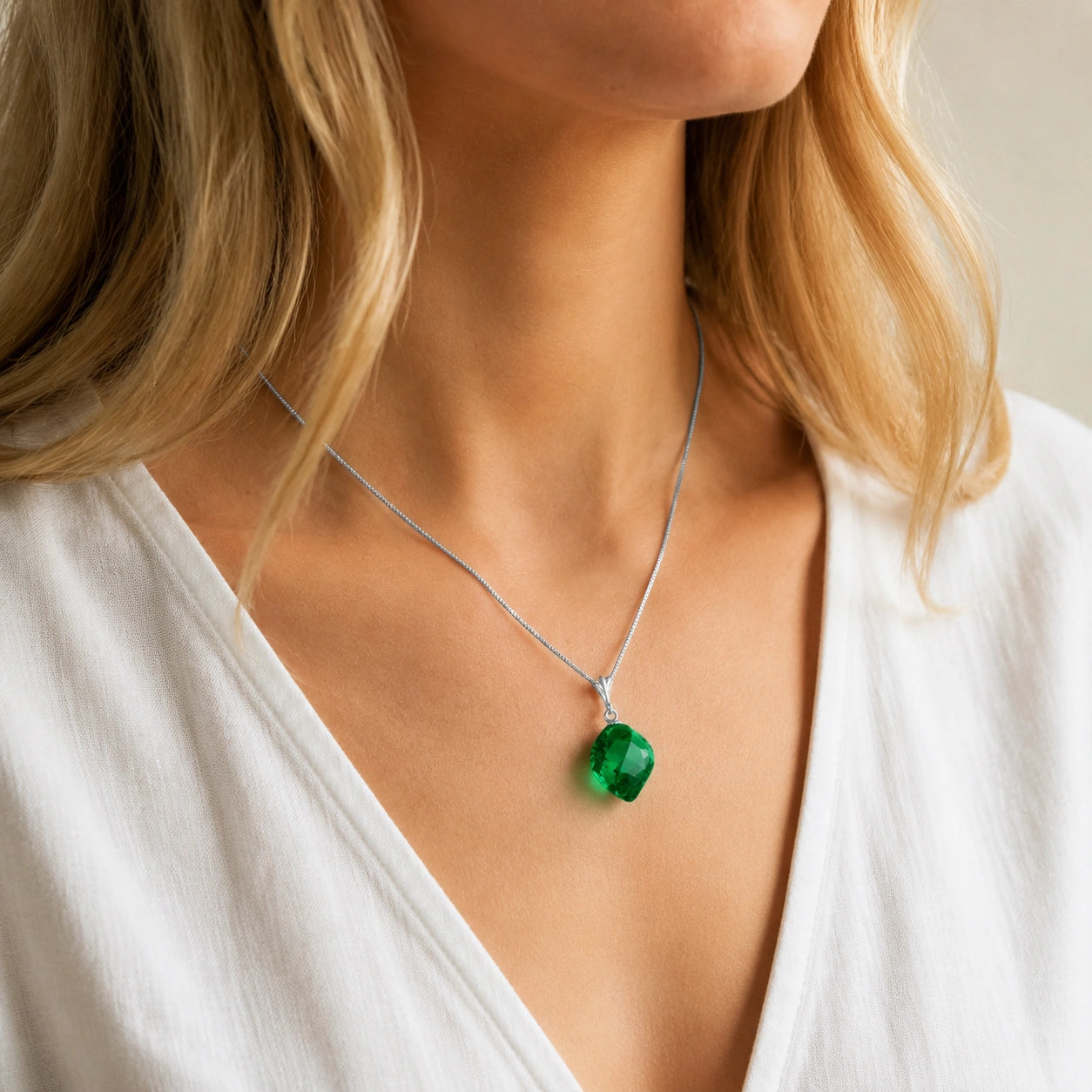 White Gold Emerald — Dionisia