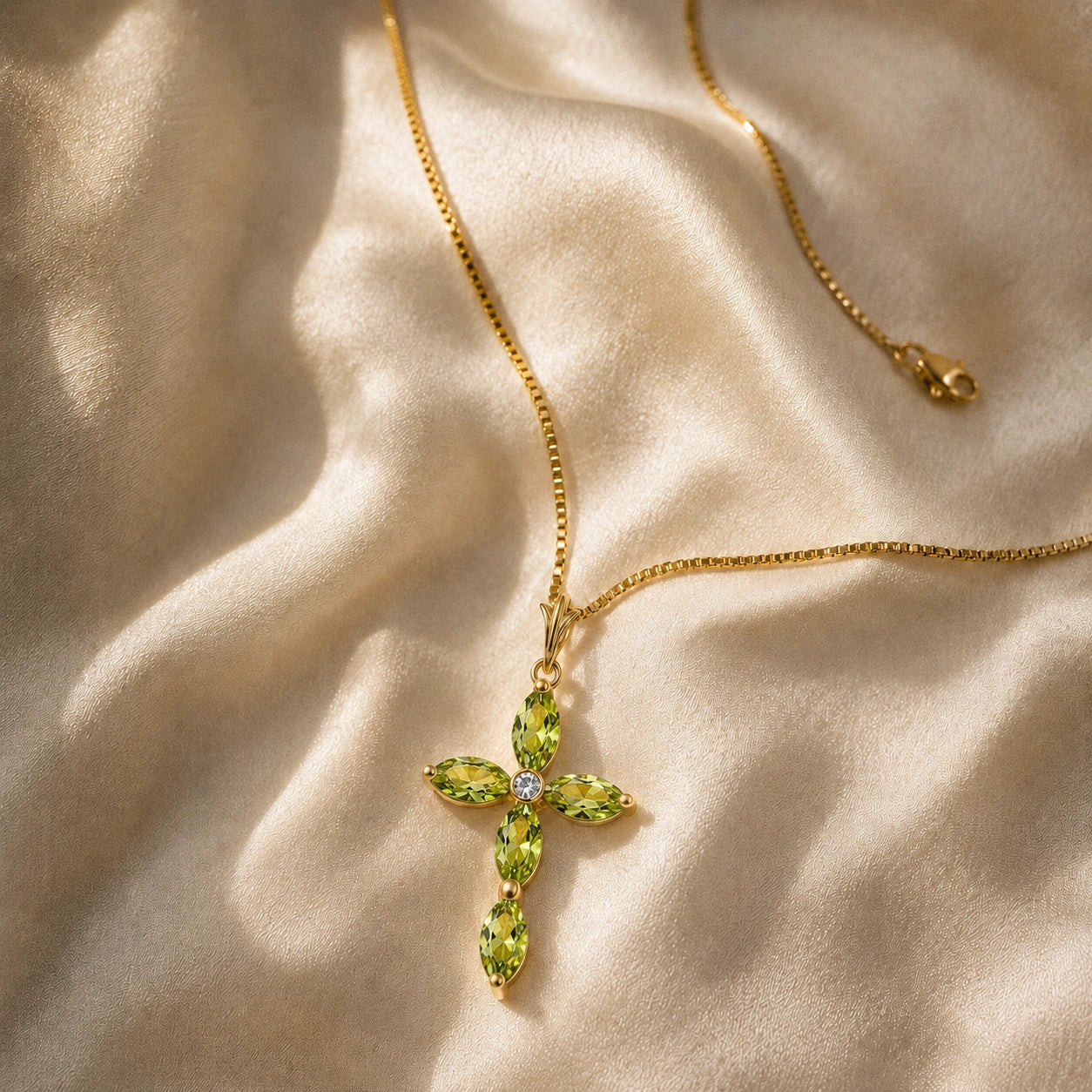 Yellow Gold Charm Necklace Peridot 10K — Delia