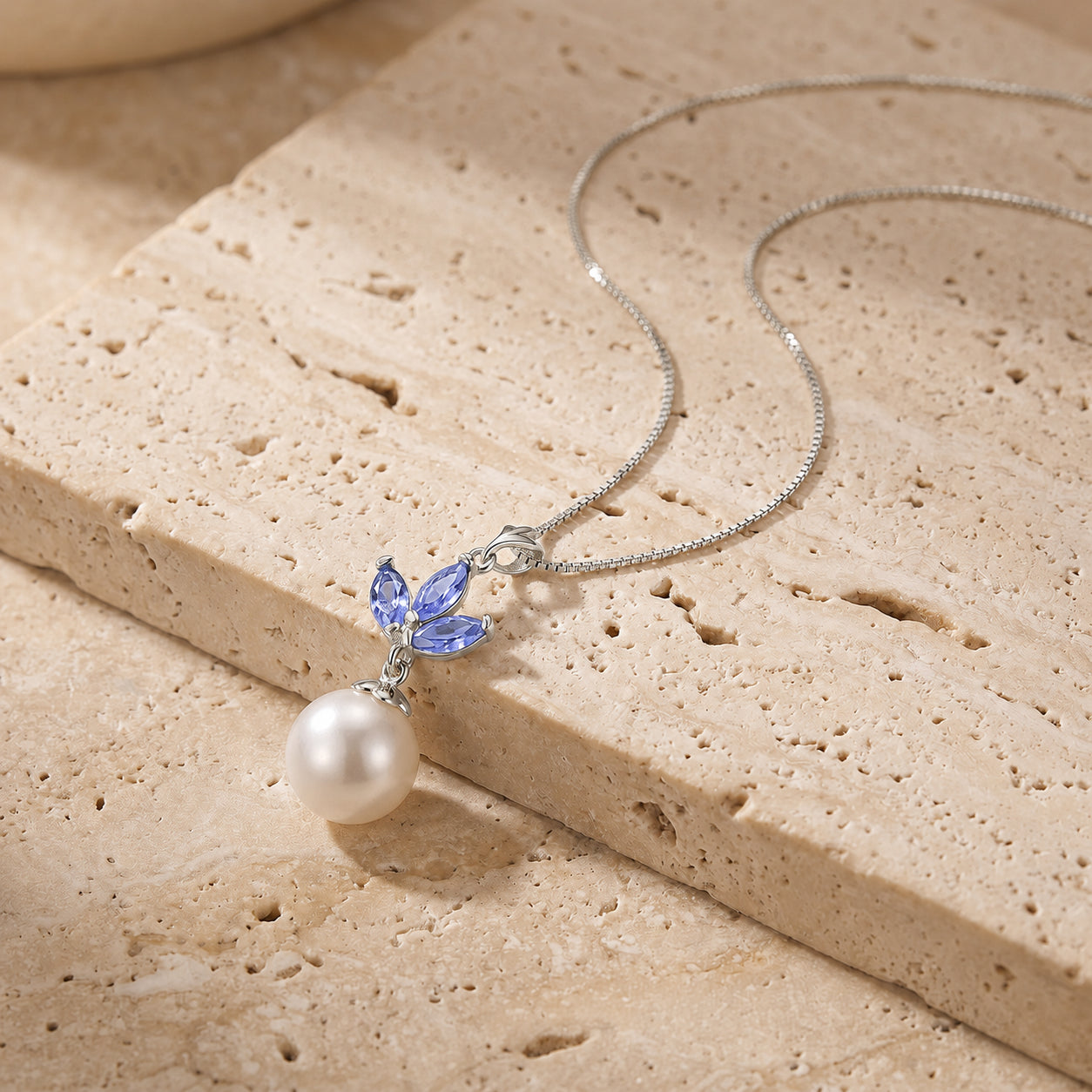 White Gold Necklace Emerald 10K — Colombina
