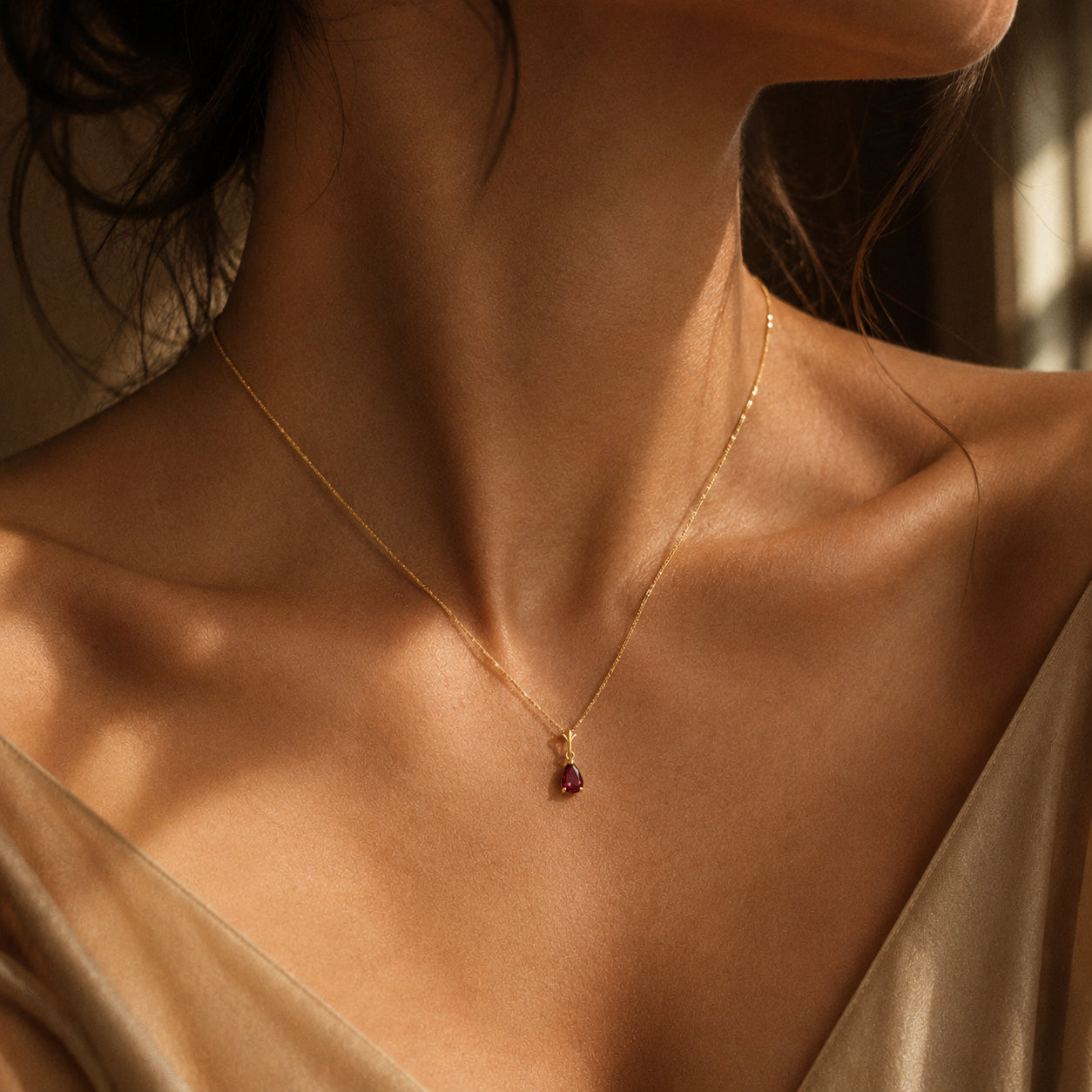 Yellow Gold Rose Necklace Garnet 10K — Silvana
