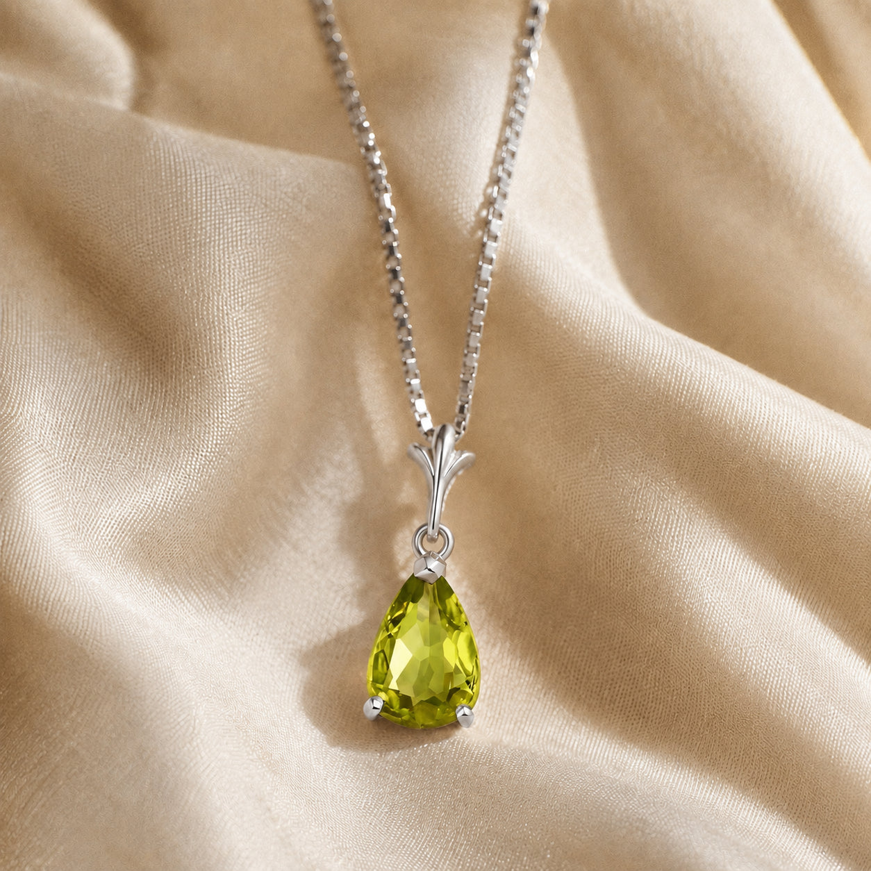 White Gold Rose Necklace Peridot 10K — Silvana