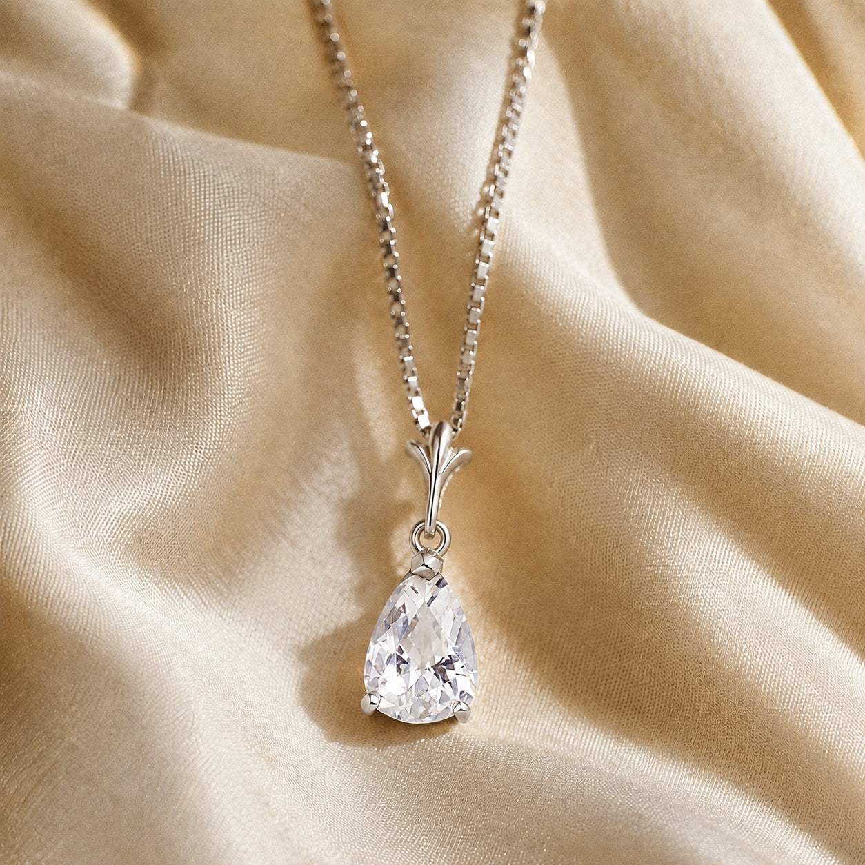 White Gold Rose Necklace Emerald 10K — Silvana