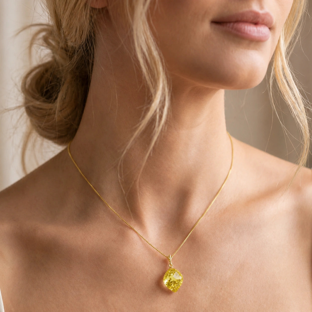 Yellow Gold Pendant Necklace Spinel 10K — Malvina