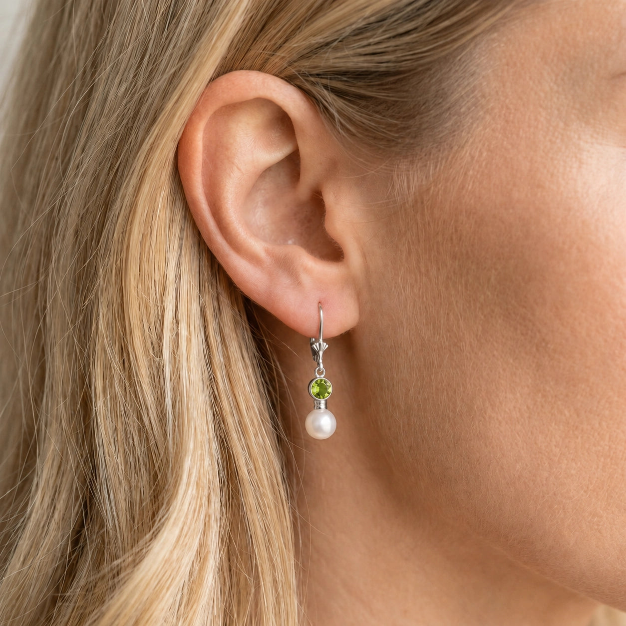 White Gold Aura Earrings Peridot 10K — Alma