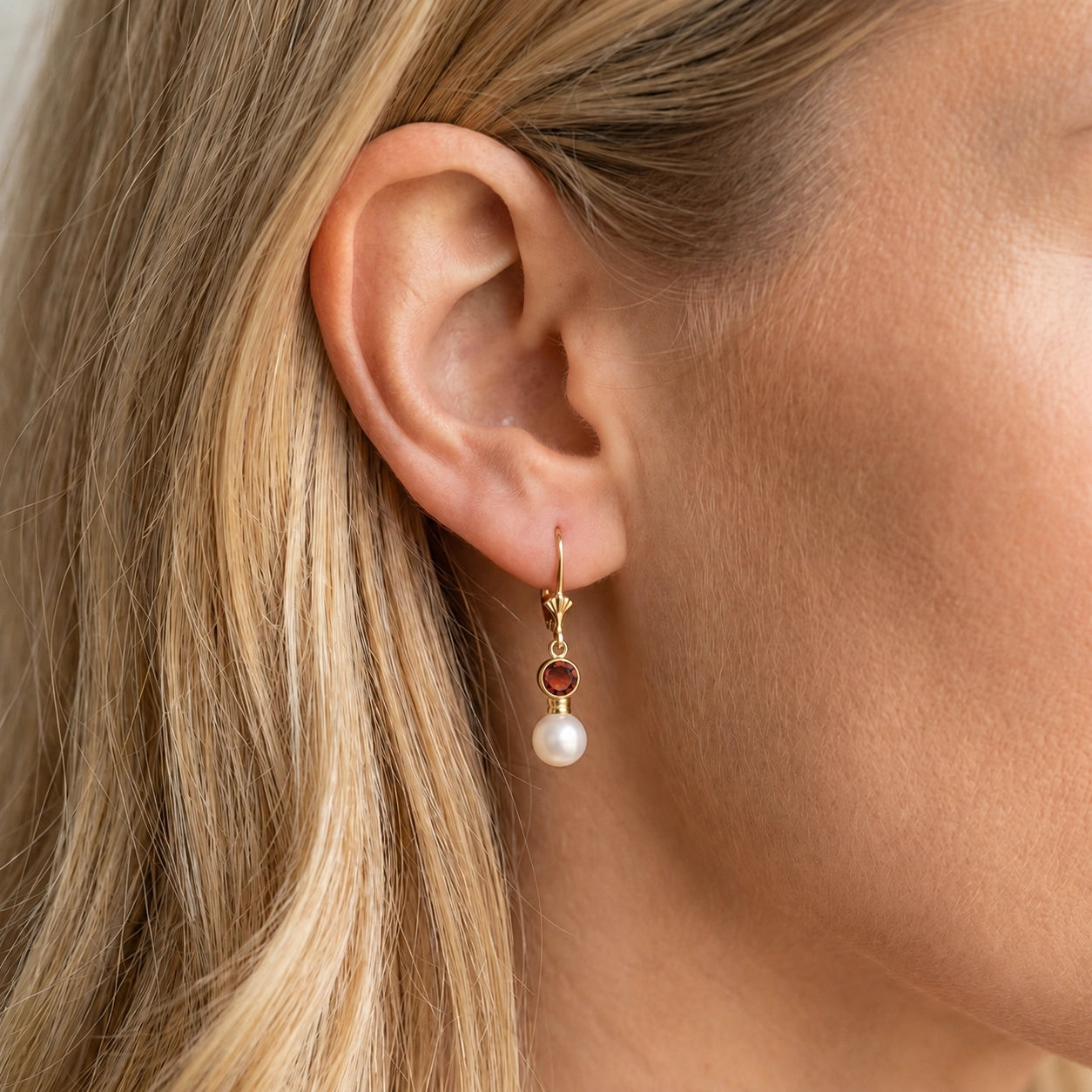 Yellow Gold Aura Earrings Garnet 10K — Alma