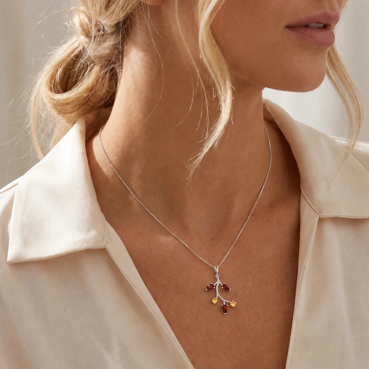 White Gold Necklace Garnet 10K — Nadia