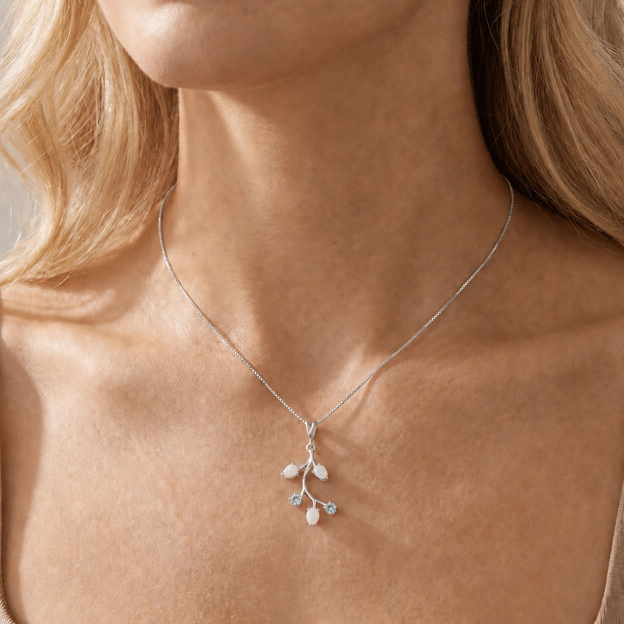 White Gold Necklace Peridot 10K — Nadia