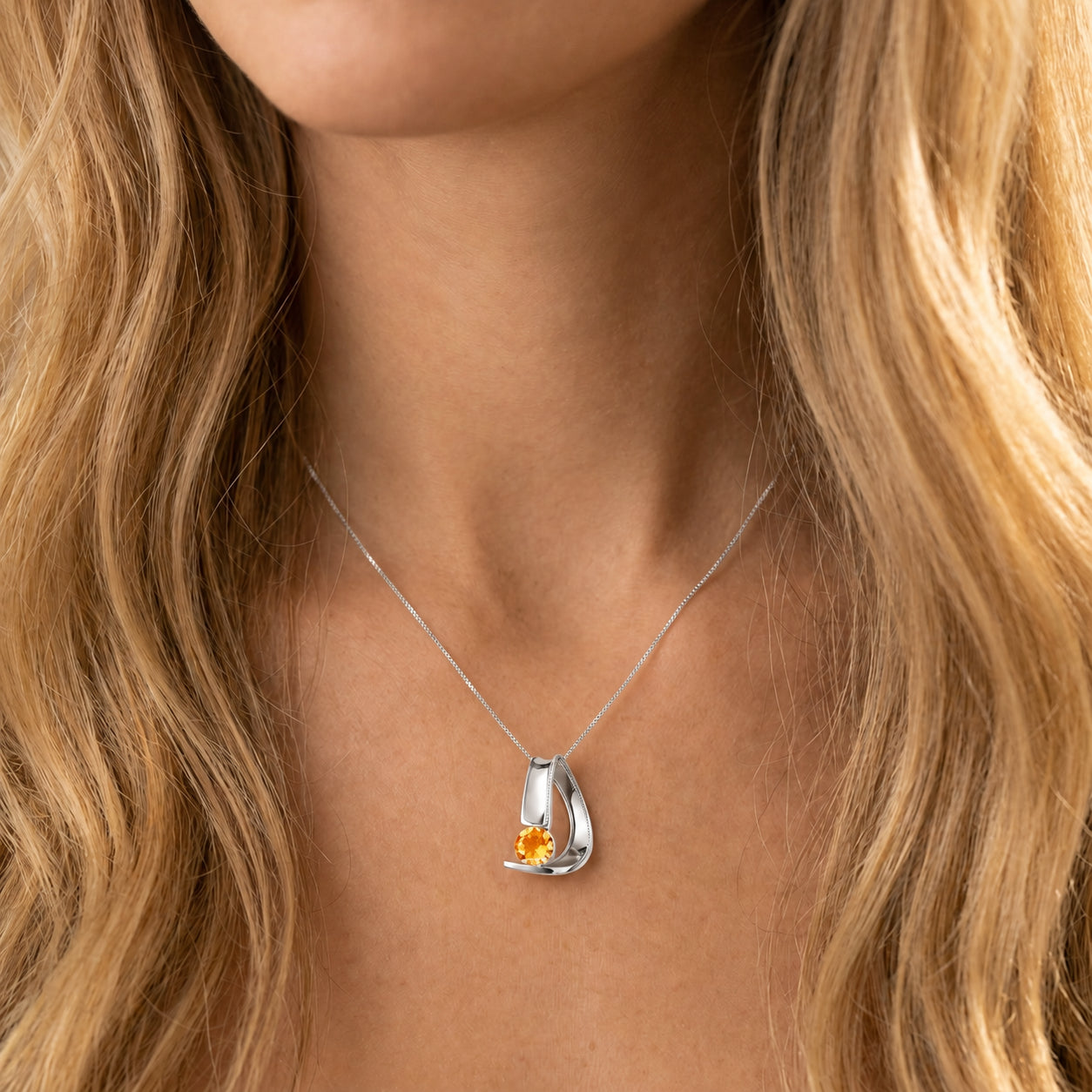 White Gold Aura Pendant Necklace Emerald 10K — Gioia