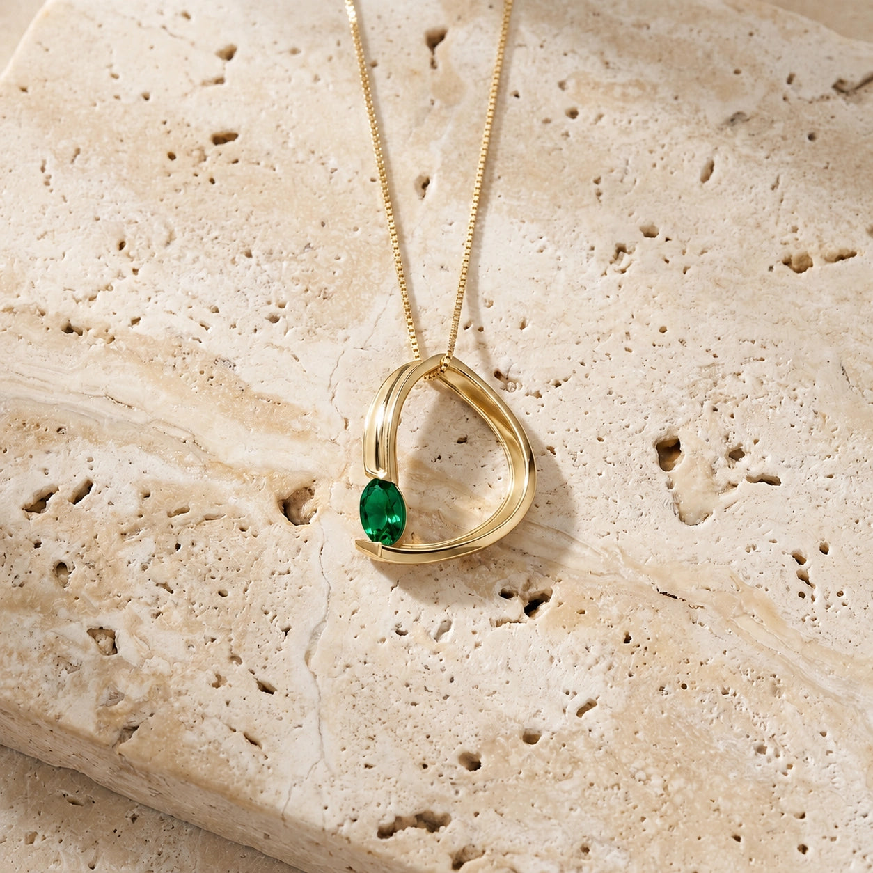 Yellow Gold Aura Pendant Necklace Emerald 10K — Gioia