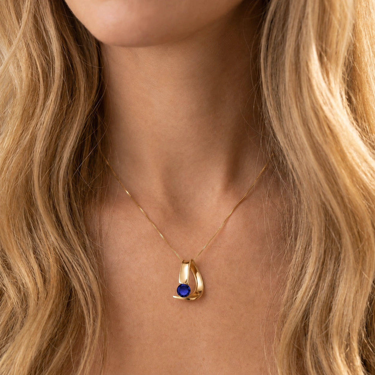 Yellow Gold Aura Pendant Necklace Sapphire 10K — Gioia