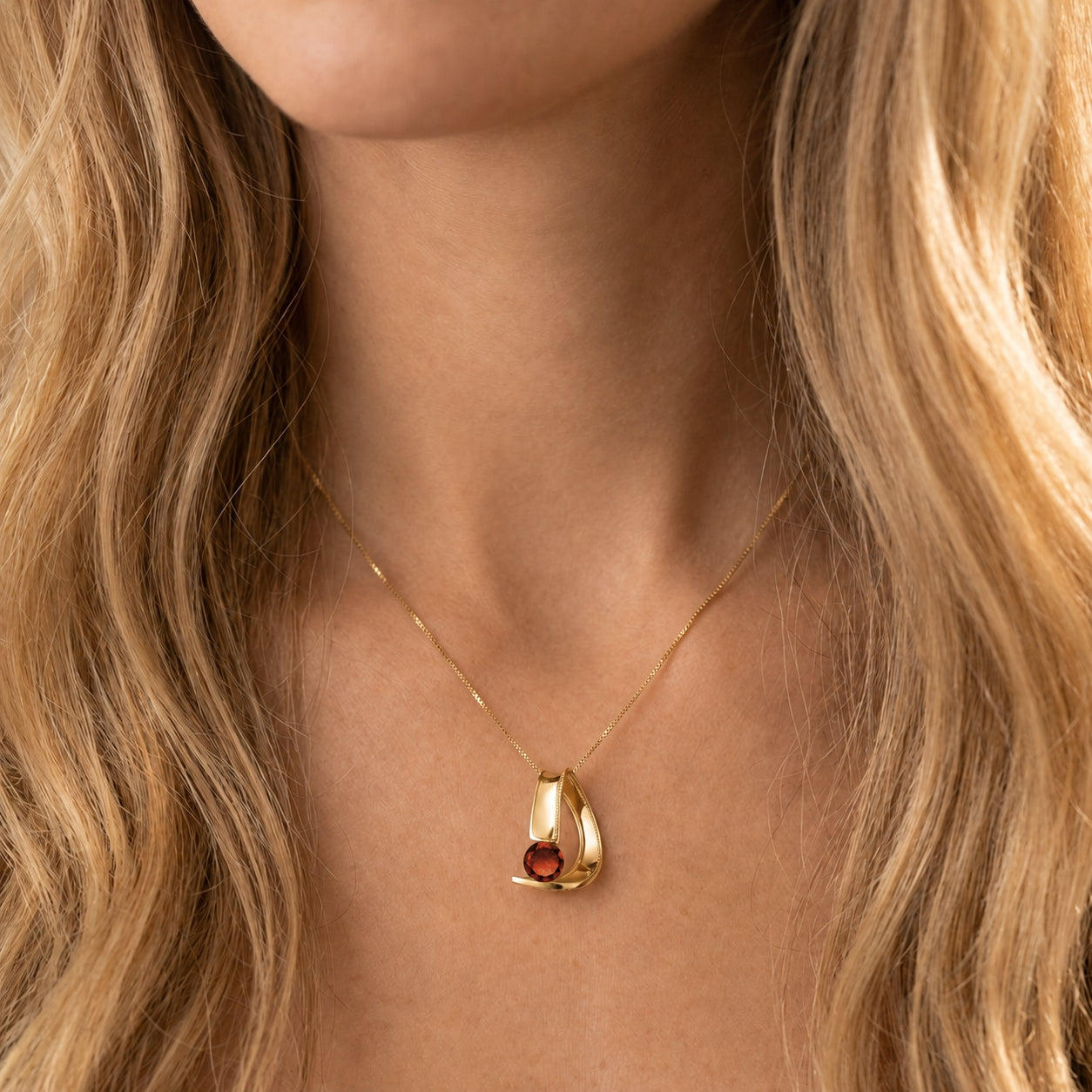 Yellow Gold Aura Pendant Necklace Garnet 10K — Gioia