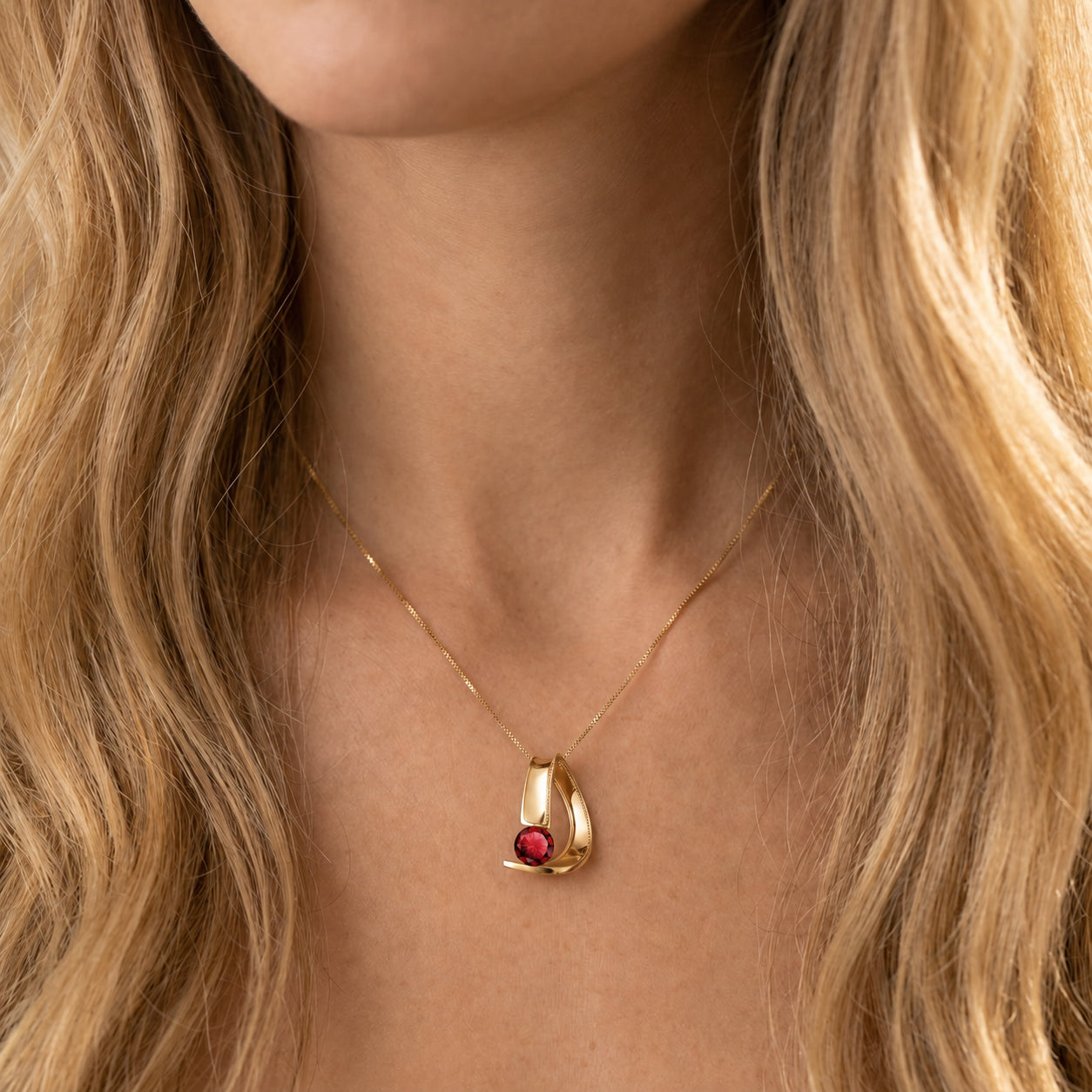 Yellow Gold Aura Pendant Necklace Peridot 10K — Gioia