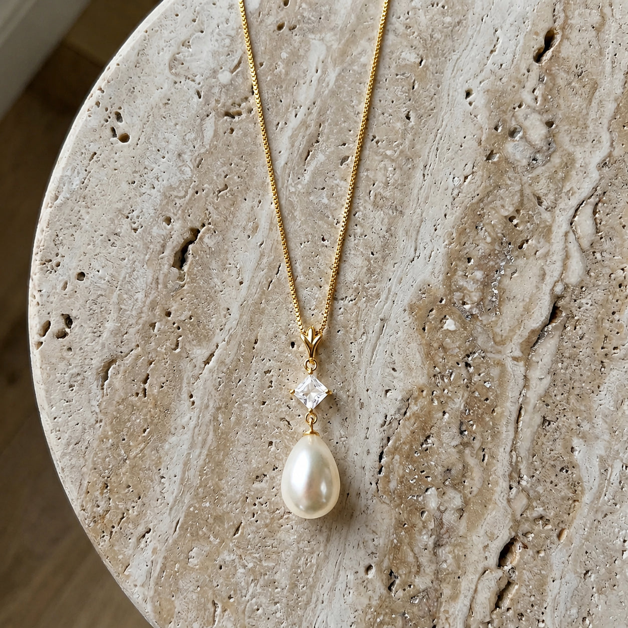 Yellow Gold Pendant Necklace Pearl 10K — Saveria