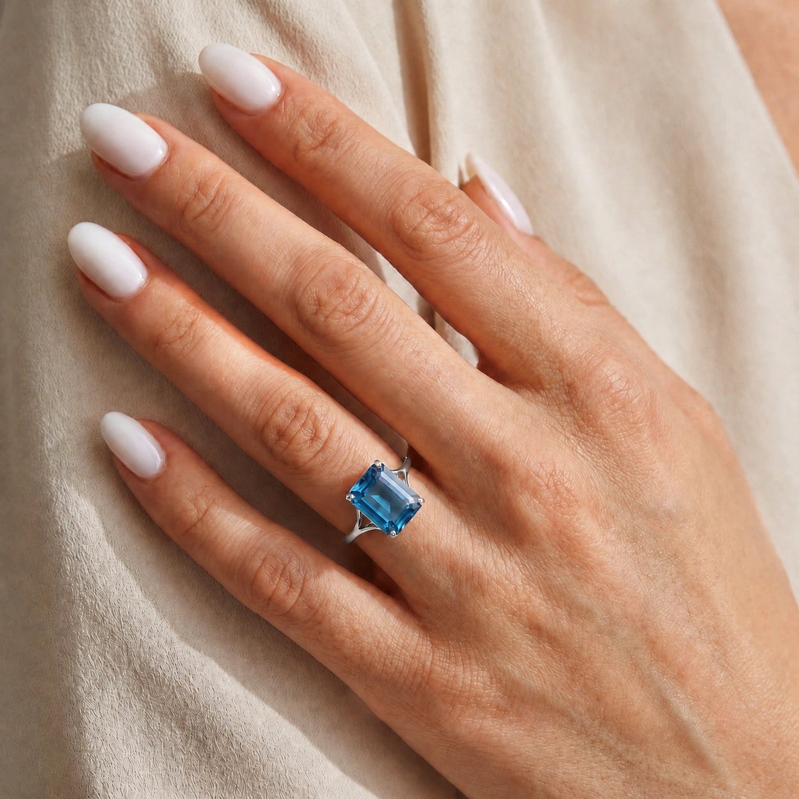 White Gold Blue Topaz — Geltrude
