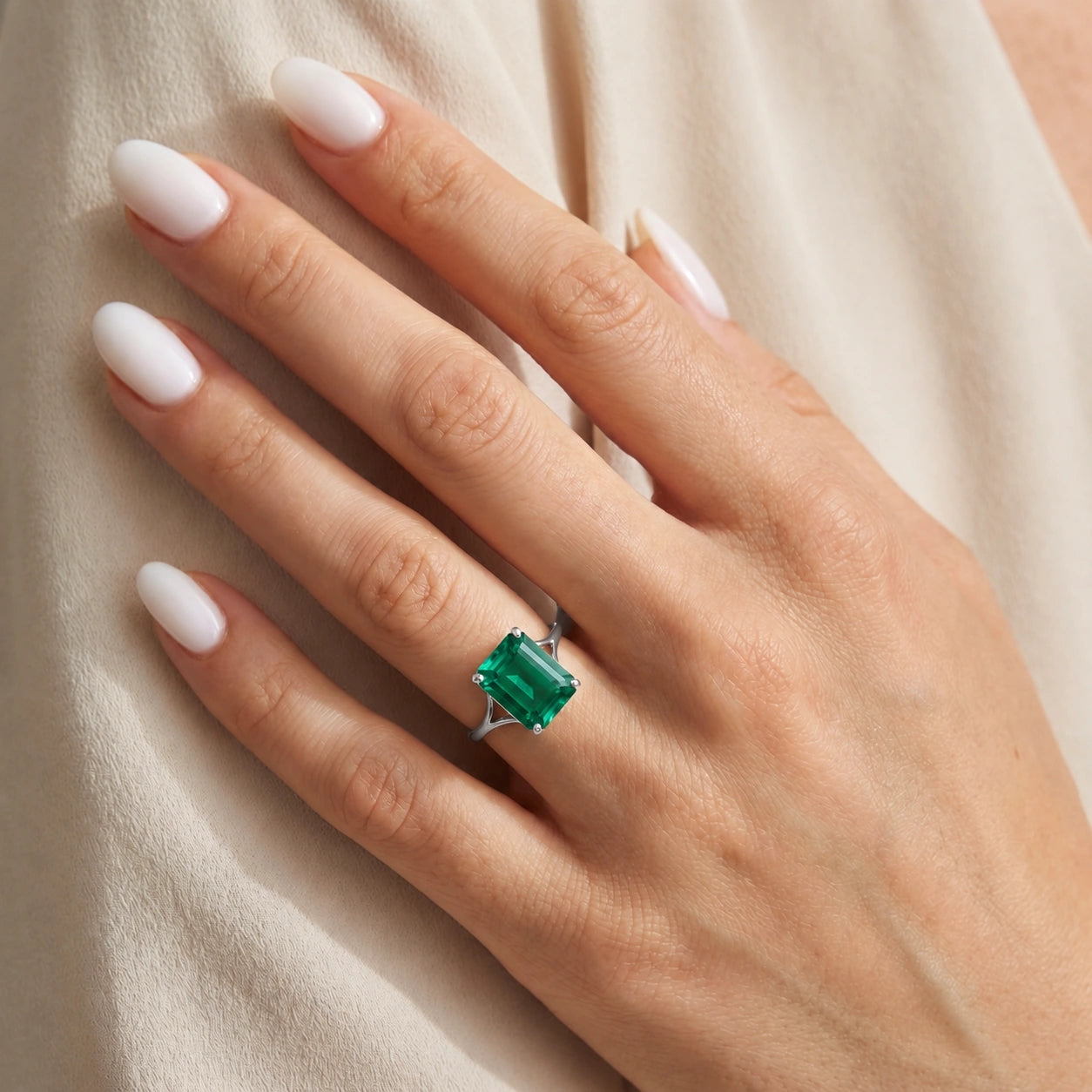 White Gold Emerald — Geltrude