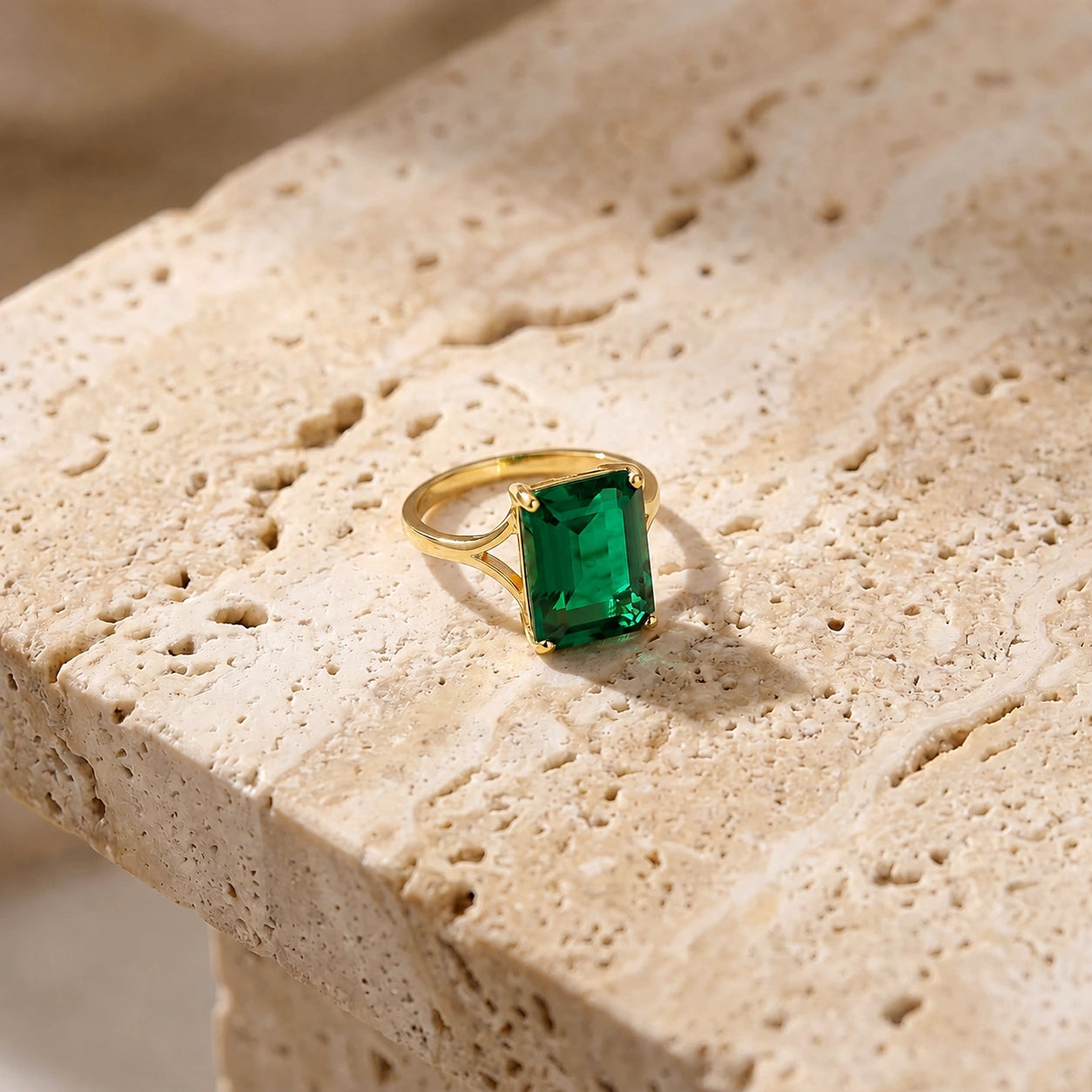 Yellow Gold Emerald — Geltrude