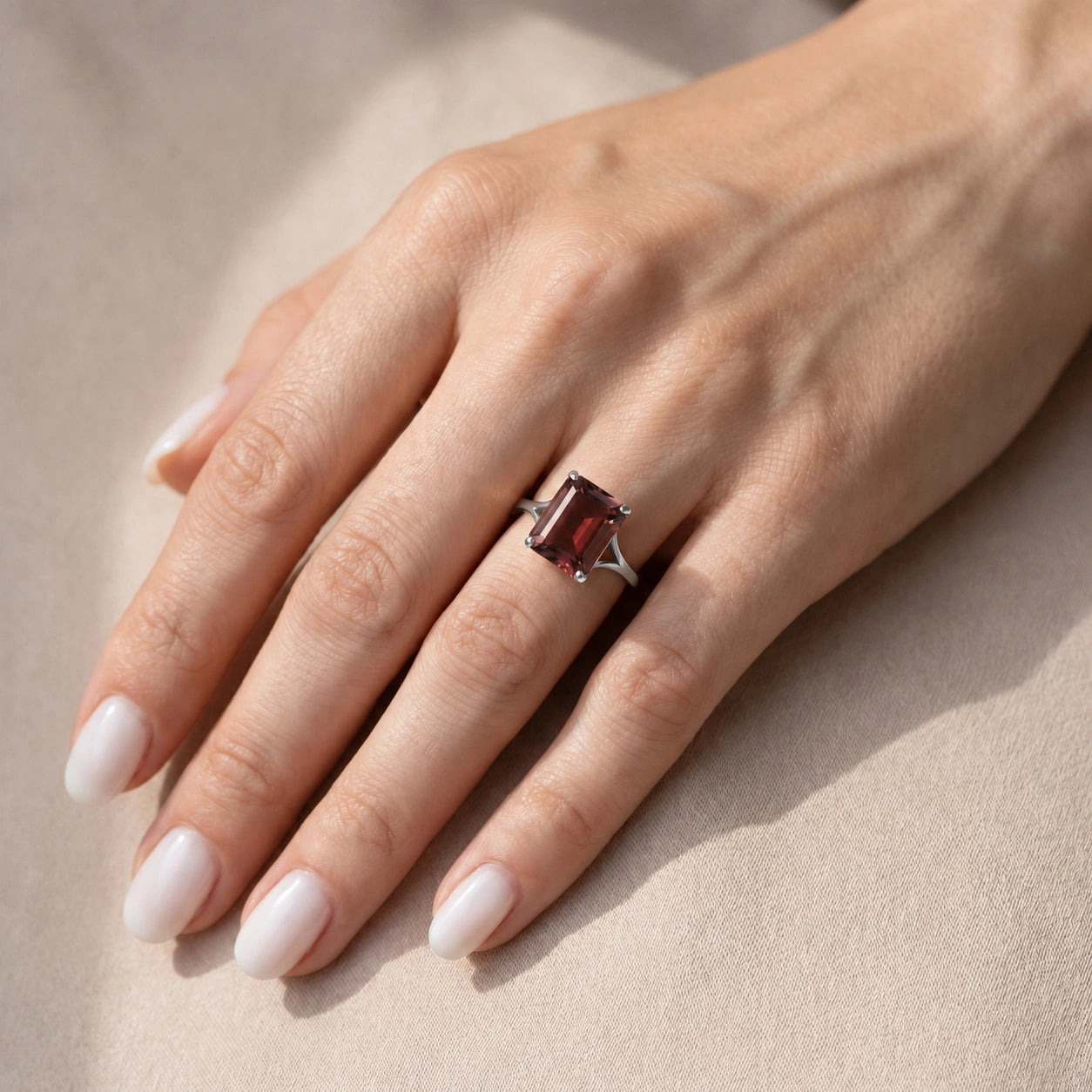 White Gold Garnet — Geltrude