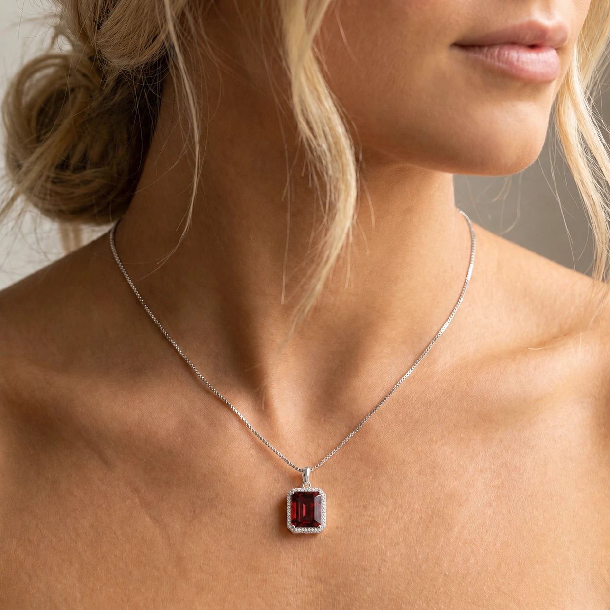 White Gold Garnet & Diamond — Alberica