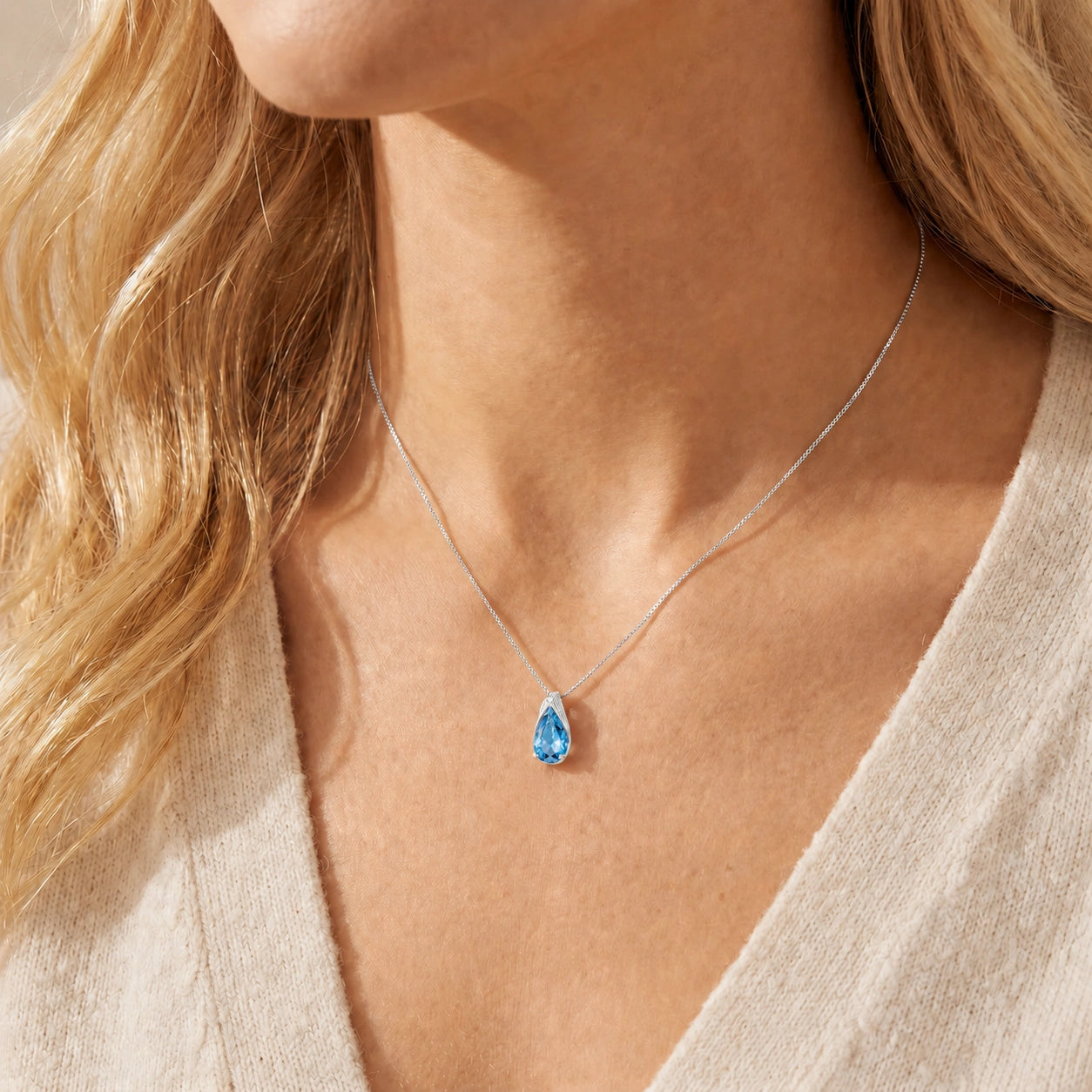 White Gold Pendant Necklace Blue Topaz 10K — Gilda