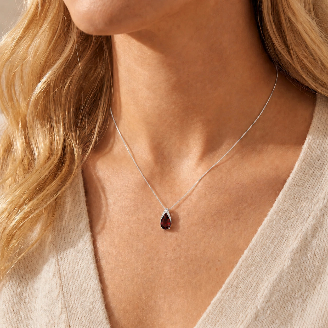 White Gold Pendant Necklace Garnet 10K — Gilda