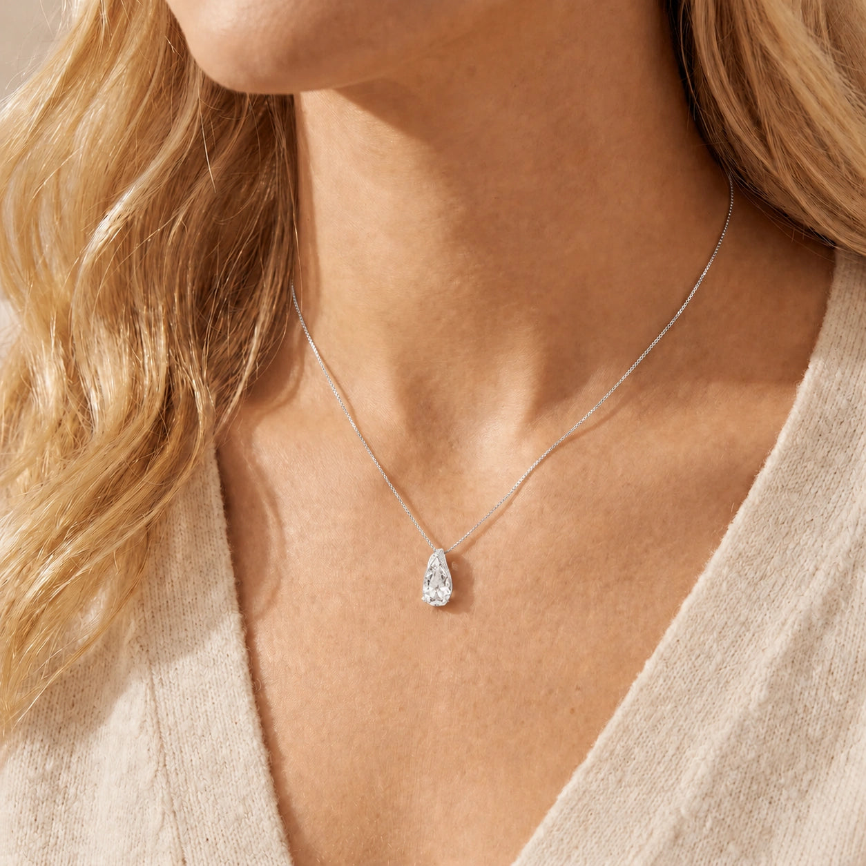 White Gold Pendant Necklace White Topaz 10K — Gilda